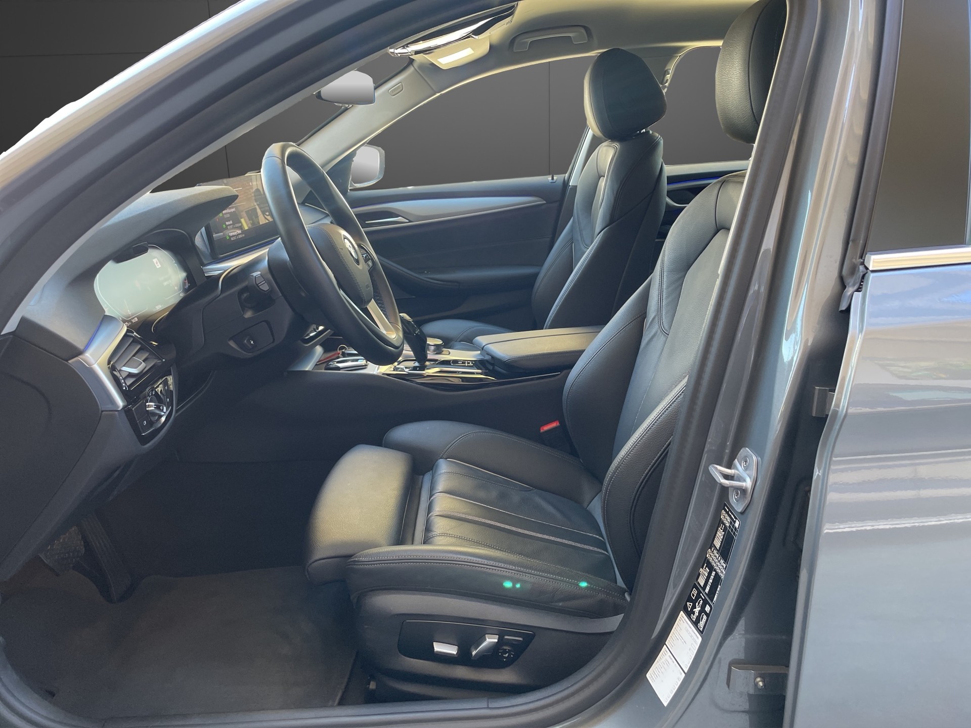 BMW 530d xDrive 48V Touring Steptronic-image-14