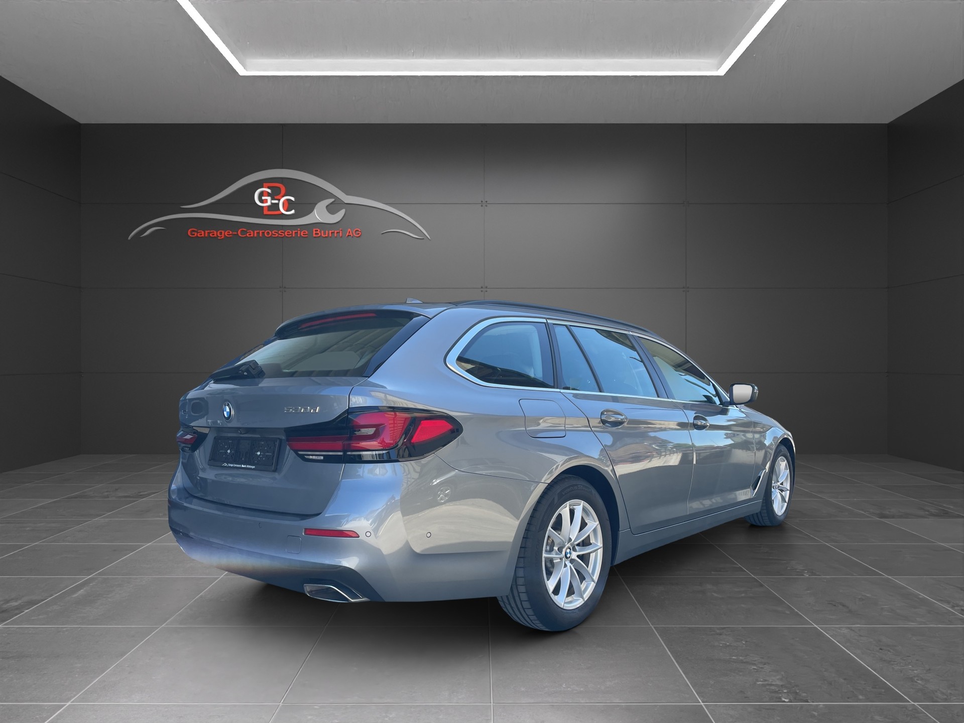 BMW 530d xDrive 48V Touring Steptronic-image-3