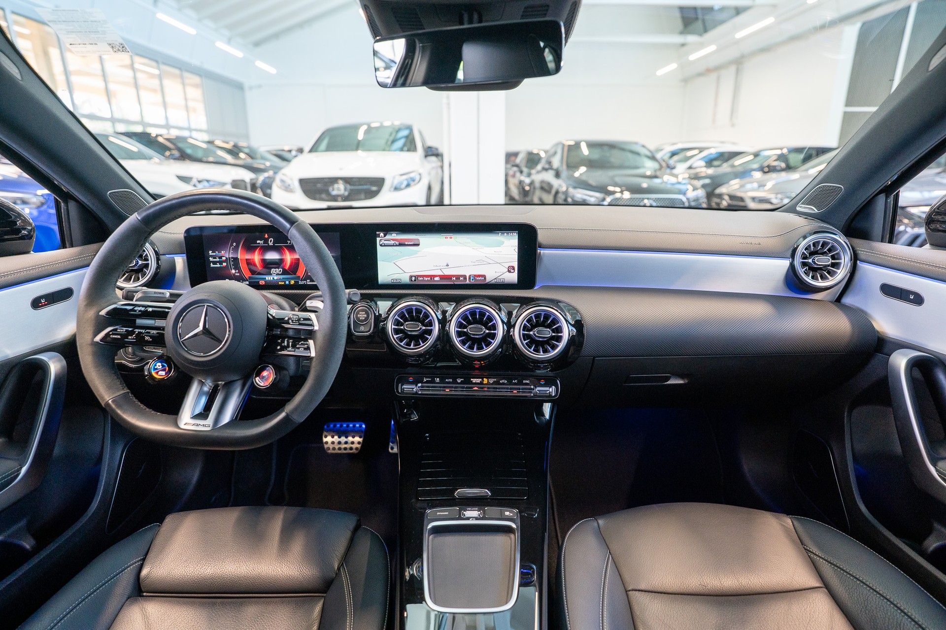 MERCEDES-BENZ A 45 S AMG 4matic+ / Burmester / Ambiente-beleuchtung / Alcantara-Lenkrad-image-16