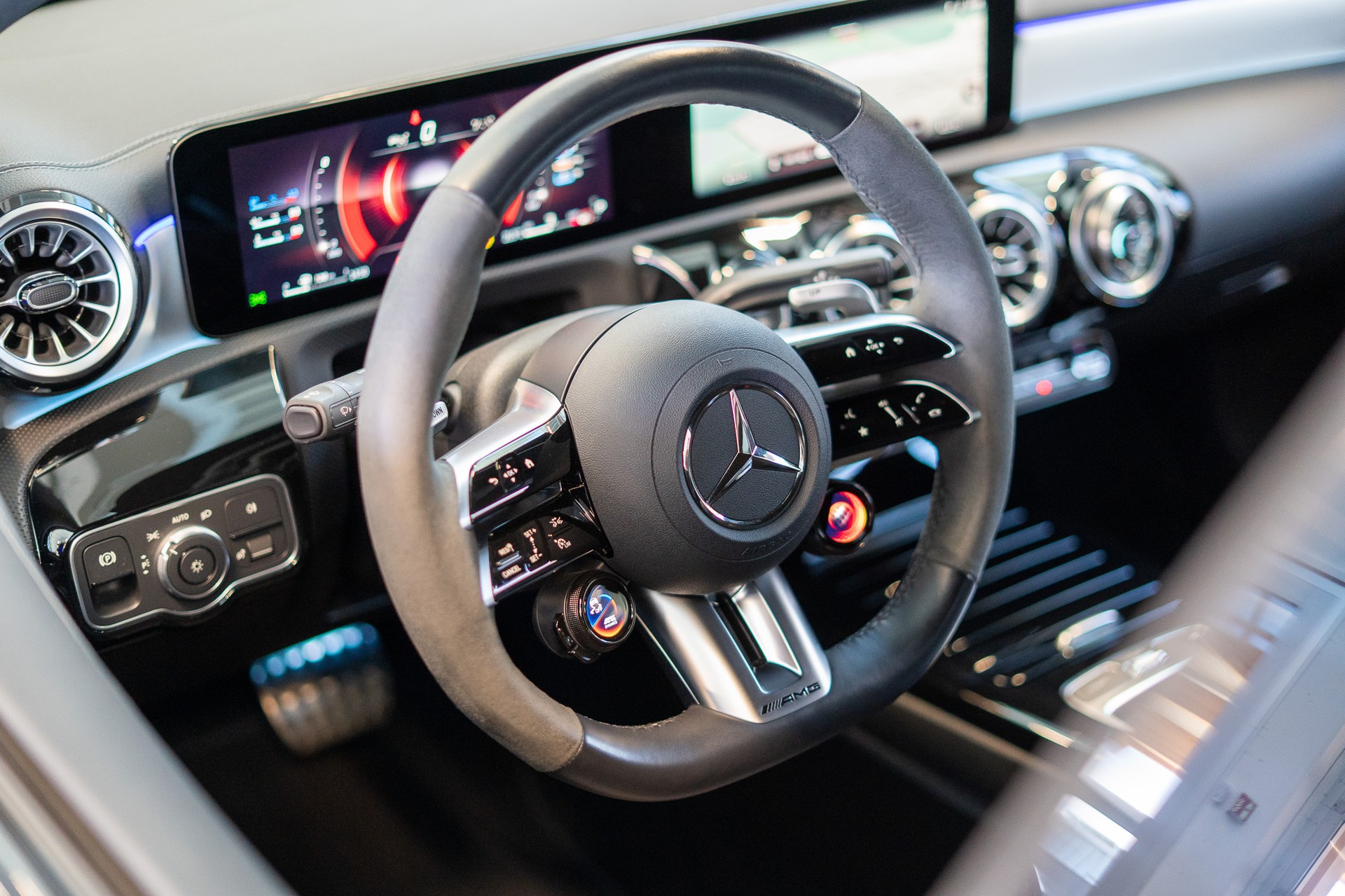 MERCEDES-BENZ A 45 S AMG 4matic+ / Burmester / Ambiente-beleuchtung / Alcantara-Lenkrad-image-9