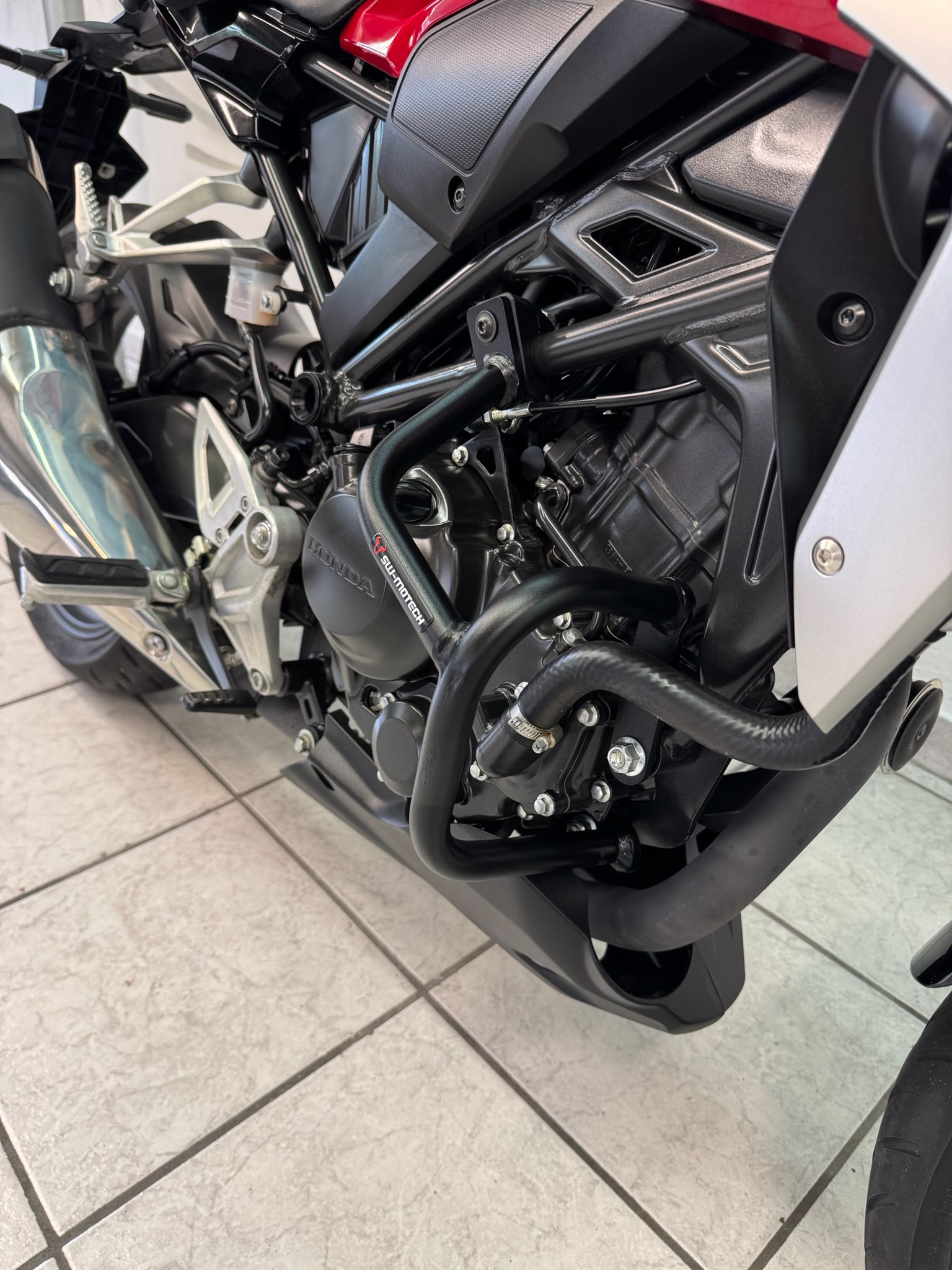 HONDA CB 300 R-image-7