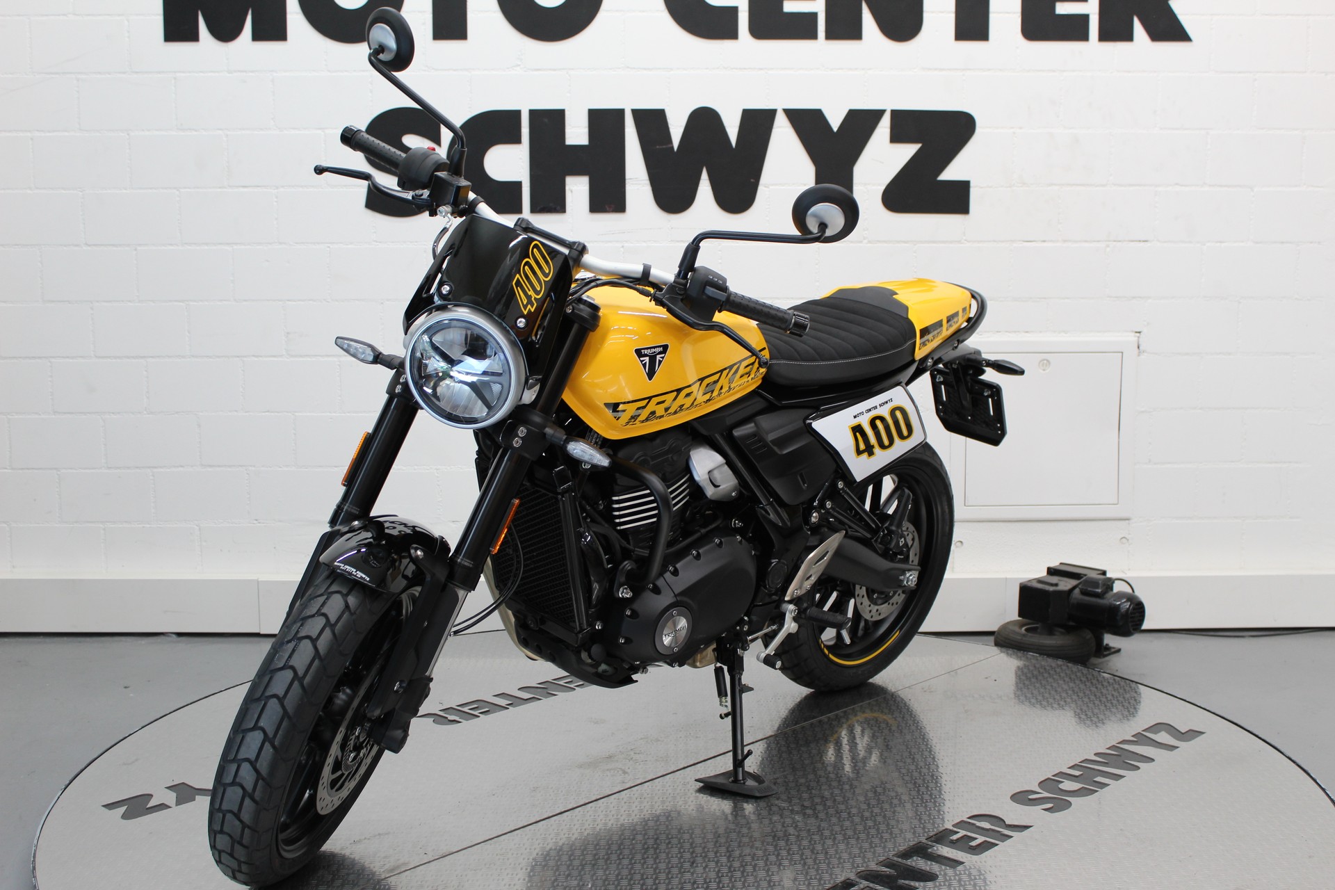 TRIUMPH Tracker 400-showroom-element-2