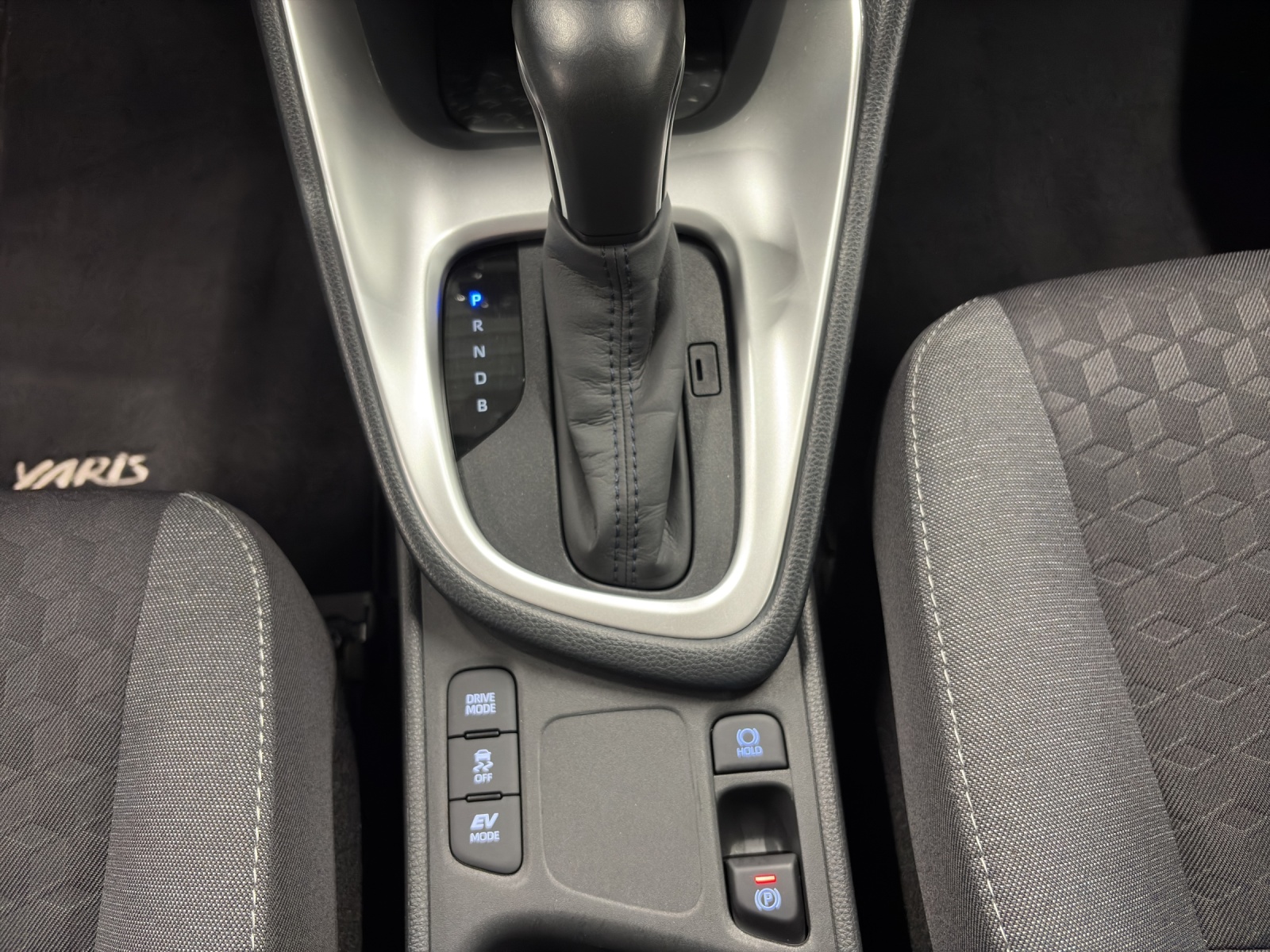 TOYOTA Yaris 1.5 VVT-i HSD Trend-image-10