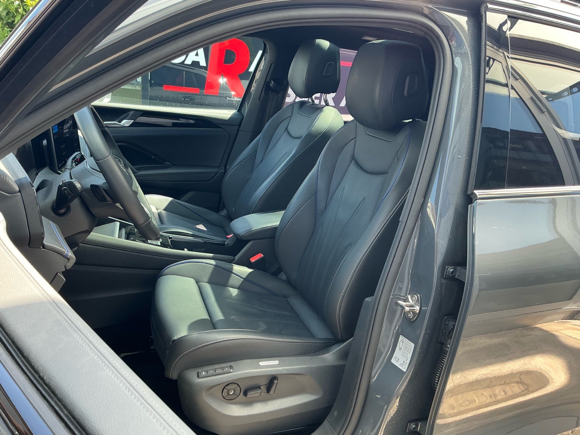 VW Tiguan 2.0 TSI 265 PS 4Motion R-Line *** PANORAMADACH & ANHÄNGERKUPPLUNG ***-image-7
