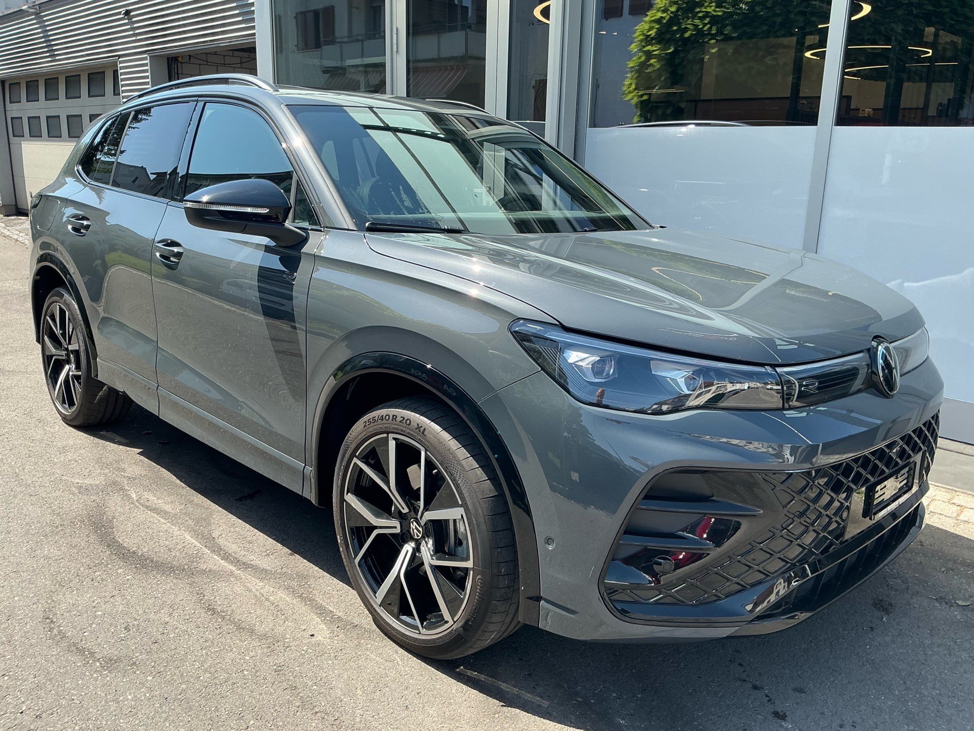 VW Tiguan 2.0 TSI 265 PS 4Motion R-Line *** PANORAMADACH & ANHÄNGERKUPPLUNG ***-showroom-element-2