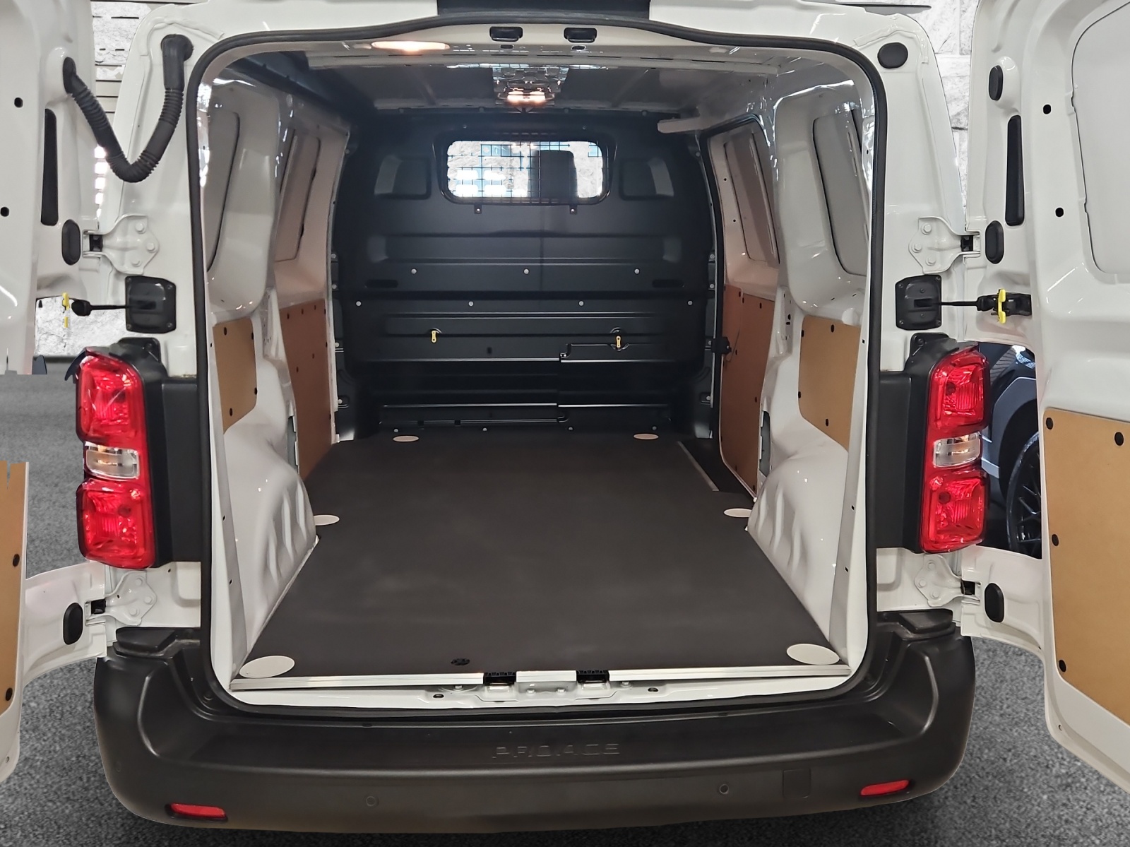 TOYOTA Proace EV 75kWh Medium Advanced-image-10