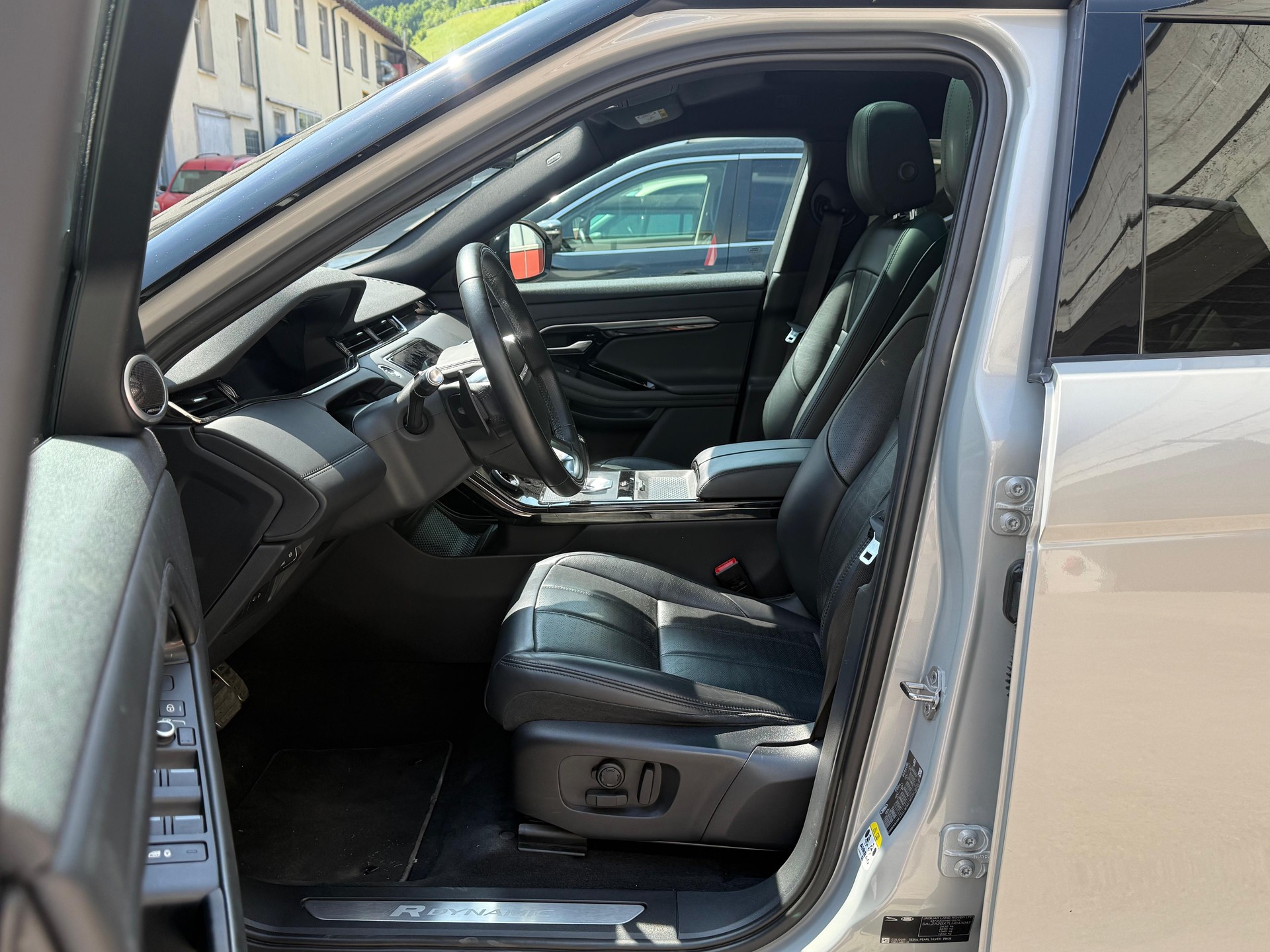 LAND ROVER 2.0 T 250 R-Dynamic-image-2