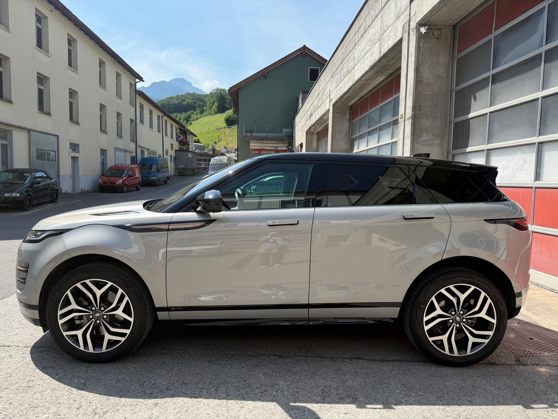 LAND ROVER 2.0 T 250 R-Dynamic-image-1