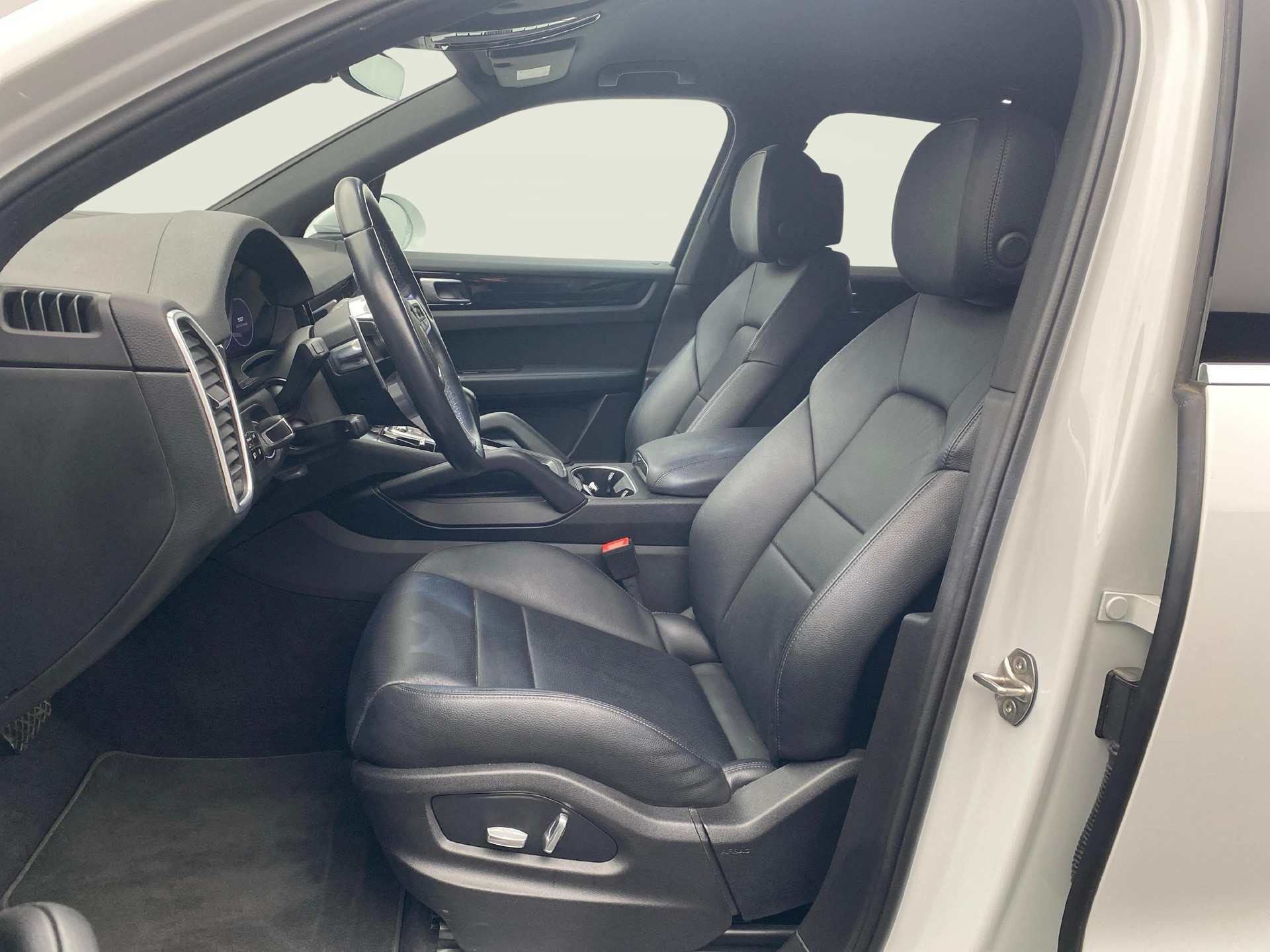 PORSCHE Cayenne 3.0 V6 E-Hybrid-image-4