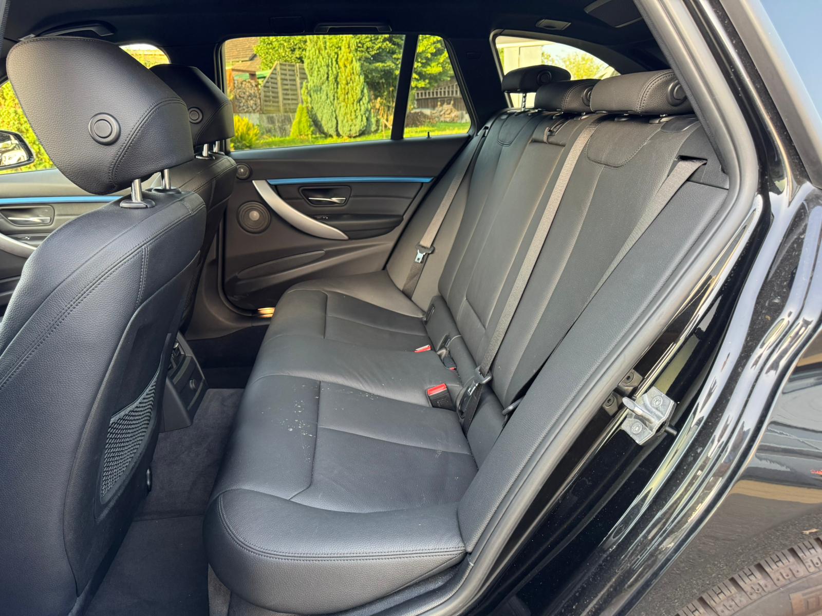 BMW 320d xDrive Touring Edition M Sport Steptronic-image-15