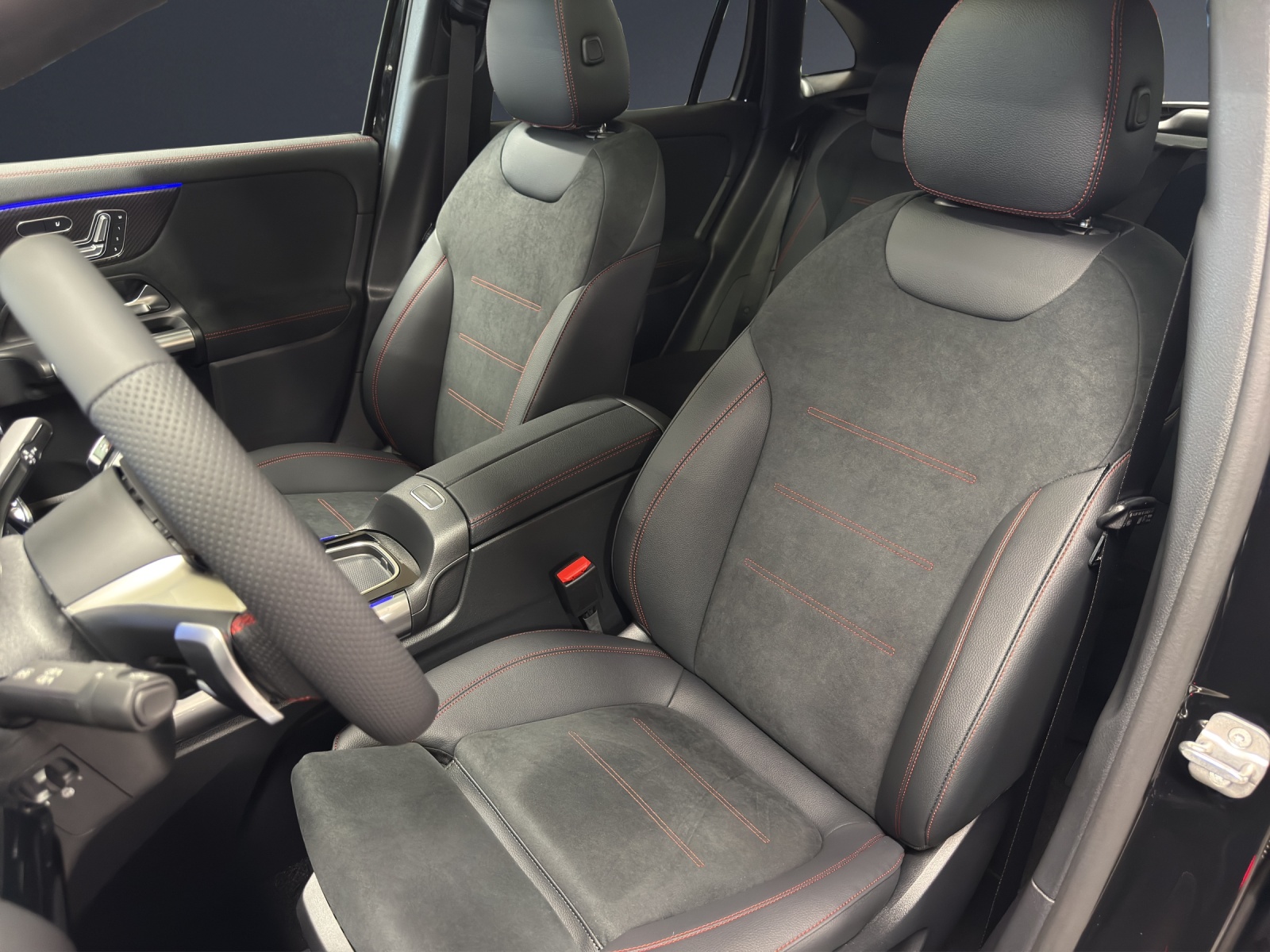 MERCEDES-BENZ GLA 220 4M-image-13