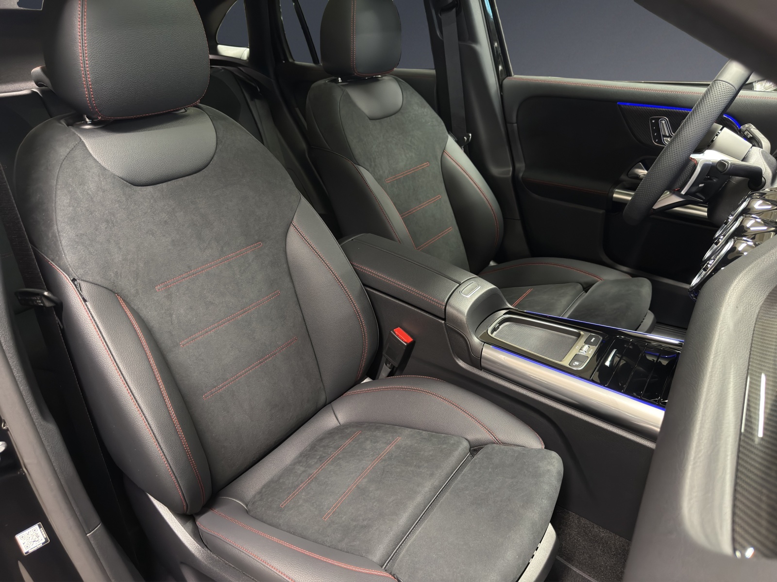 MERCEDES-BENZ GLA 220 4M-image-14