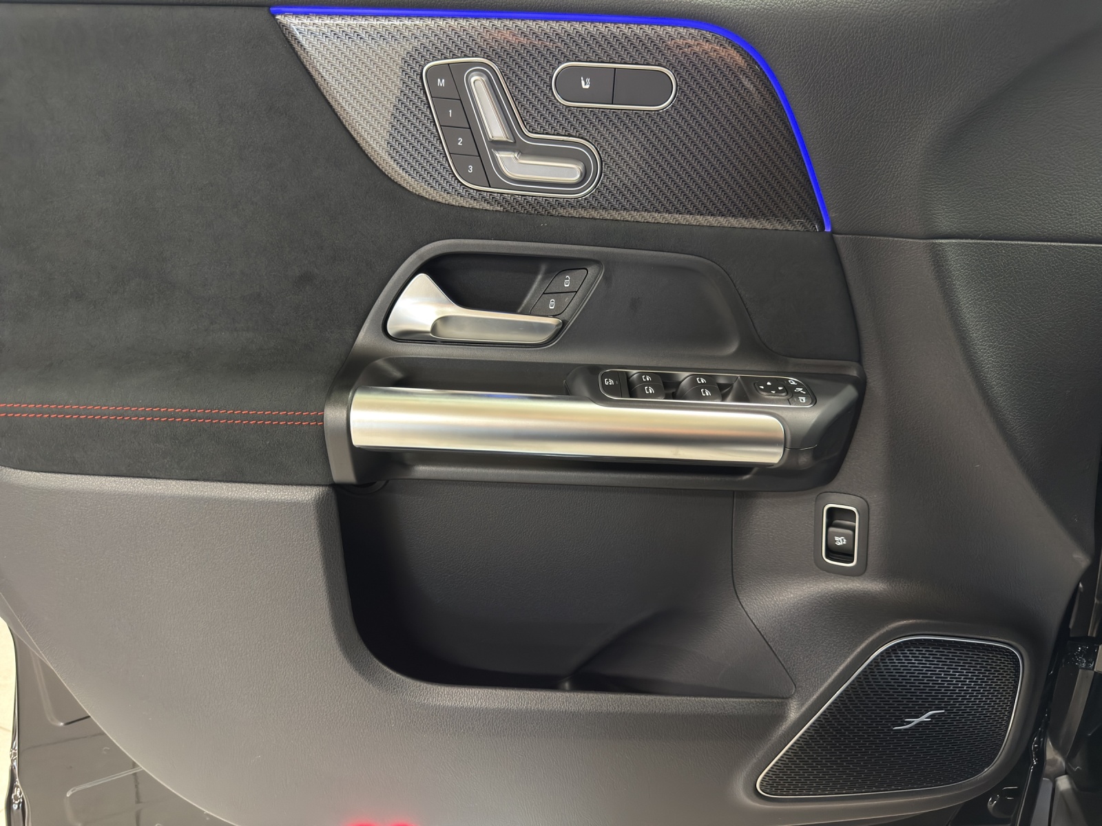 MERCEDES-BENZ GLA 220 4M-image-18