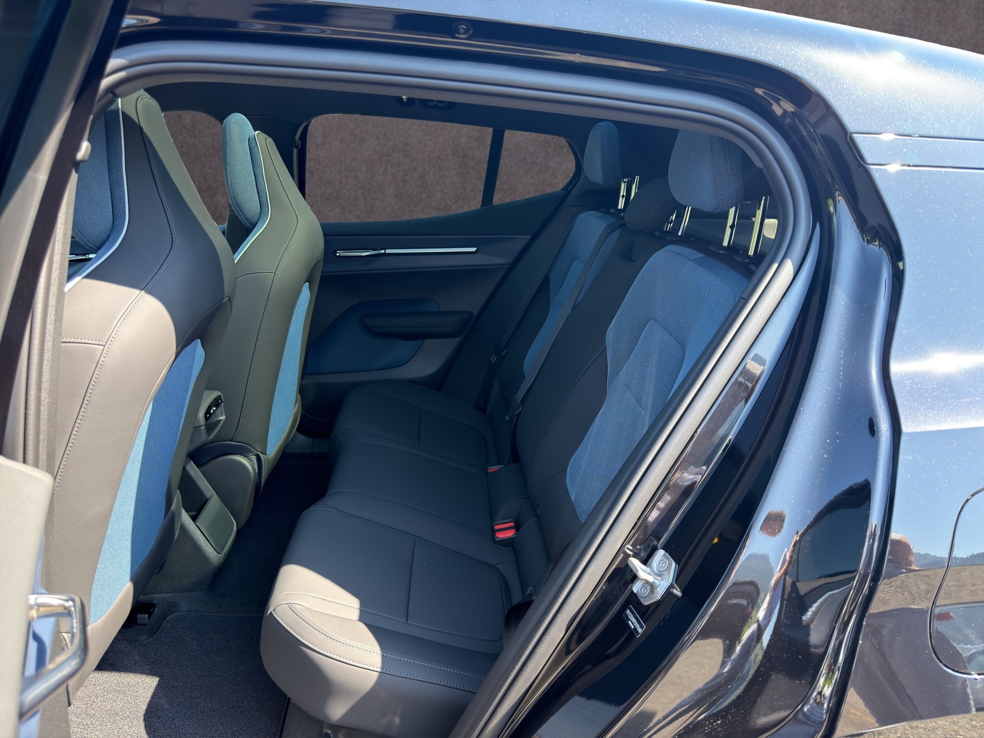 VOLVO EX30 E60 Twin Ultra Performance Sw. Black Ed. AWD-image-9