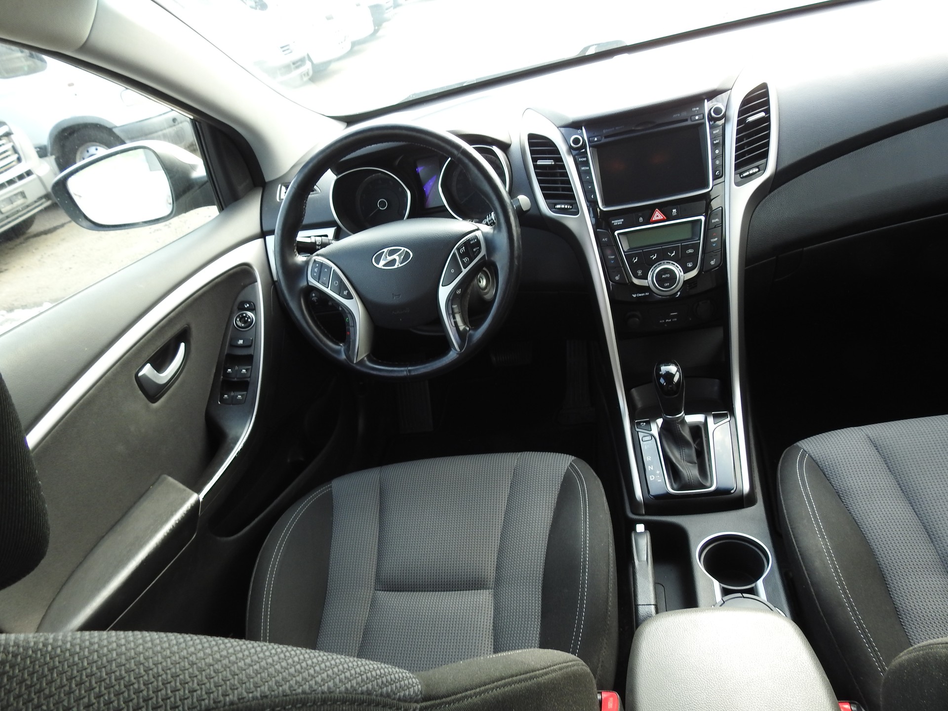 HYUNDAI i30 1.6 GDI Amplia Automatic DCT-image-18