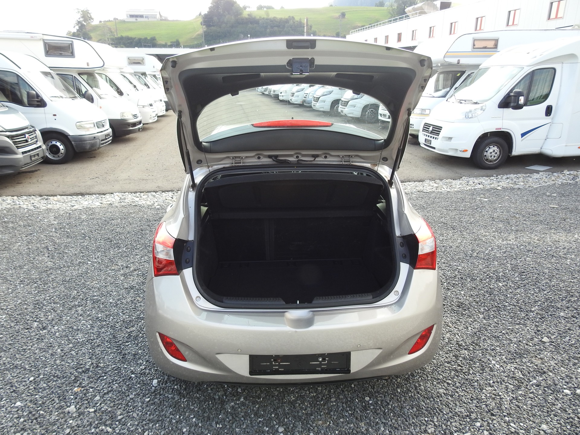 HYUNDAI i30 1.6 GDI Amplia Automatic DCT-image-9