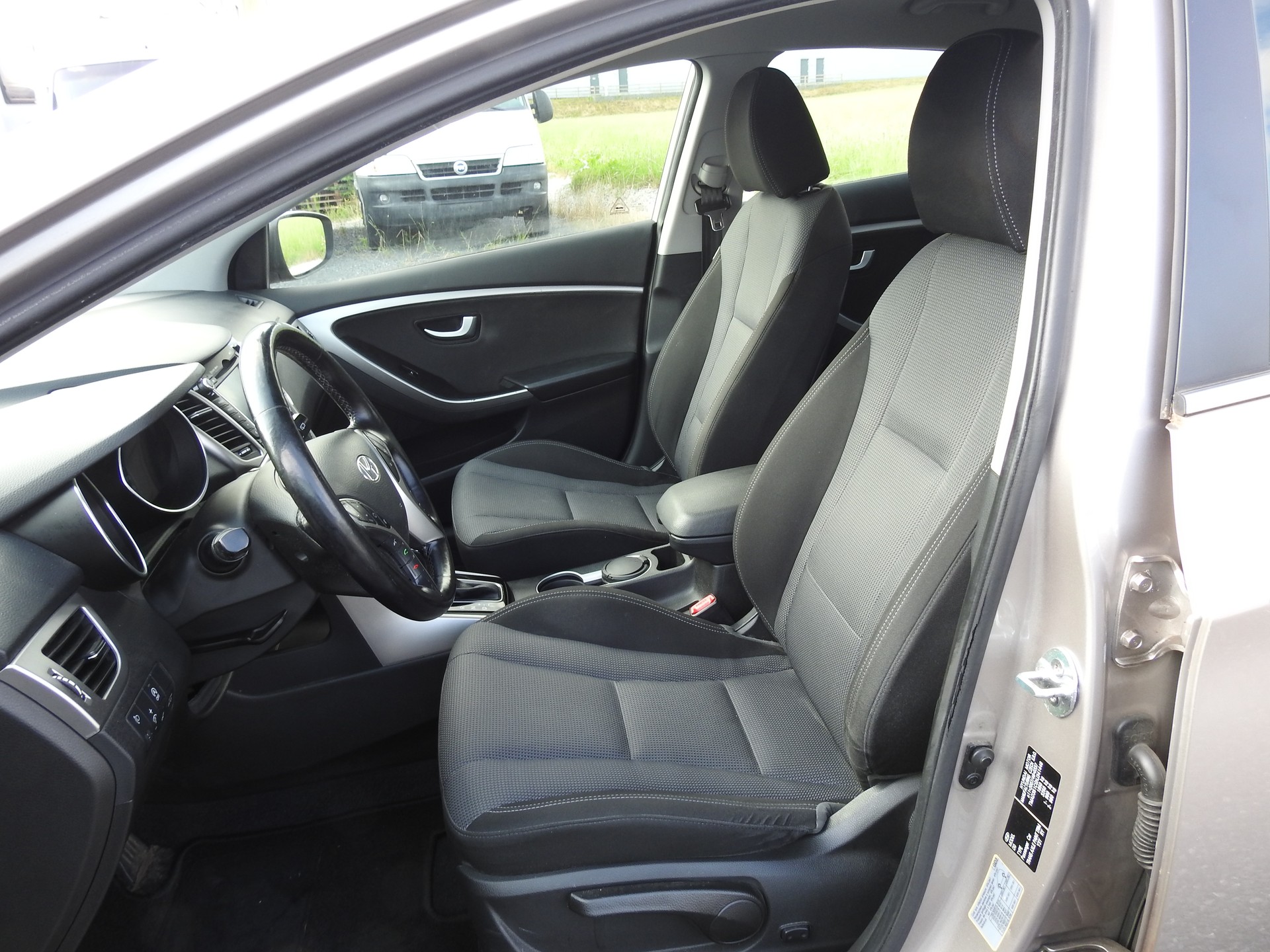 HYUNDAI i30 1.6 GDI Amplia Automatic DCT-image-12