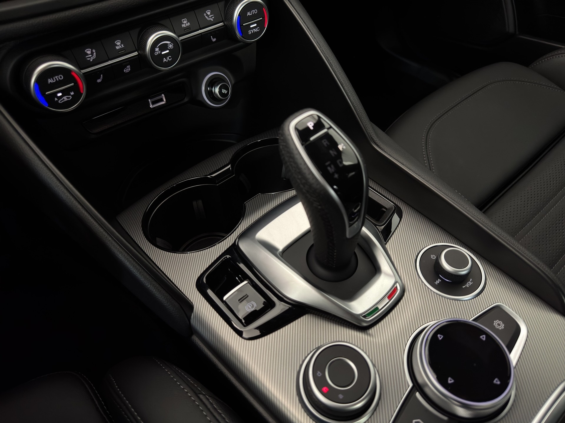 ALFA ROMEO Giulia 2.0 Veloce Q4 AT8 "Pack Premium-Harman Kardon"-image-16