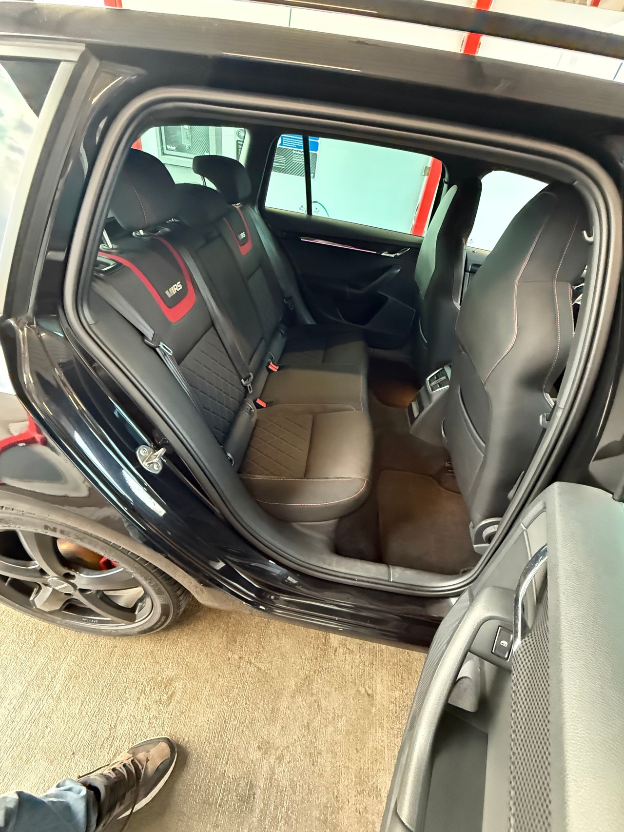 SKODA Octavia Combi 2.0 TDI RS 4x4 DSG-image-12