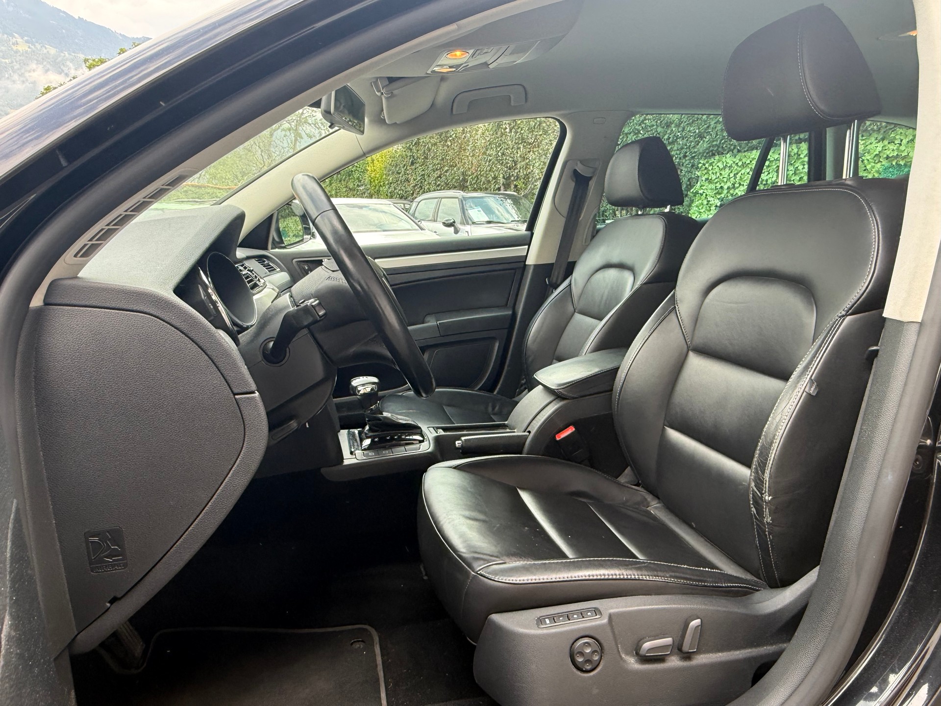 SKODA Superb Combi 2.0 TDi Elegance 4x4 DSG-image-13