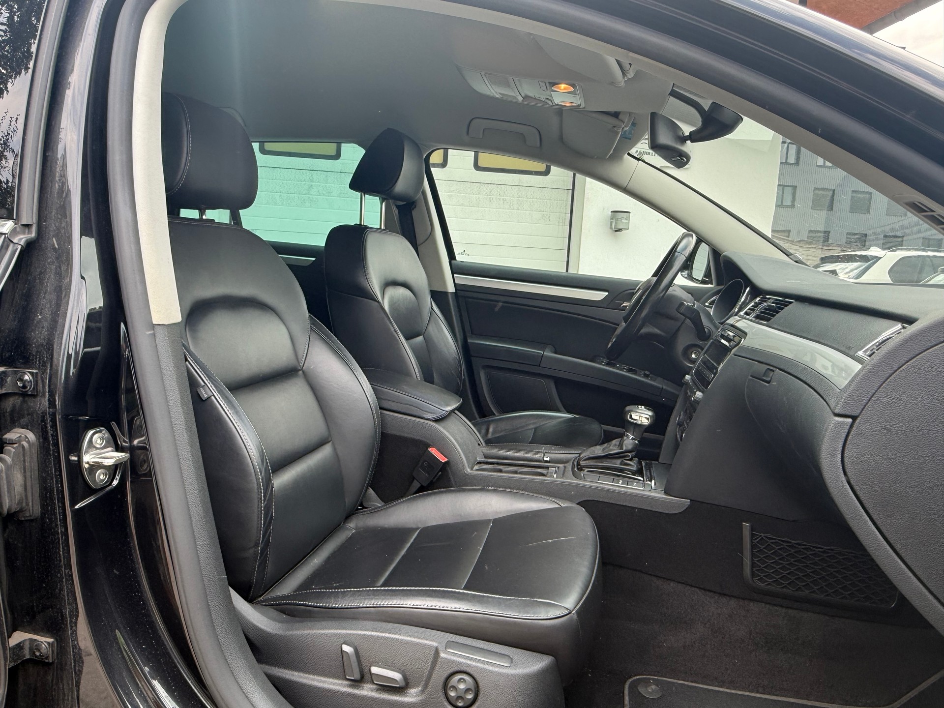 SKODA Superb Combi 2.0 TDi Elegance 4x4 DSG-image-9