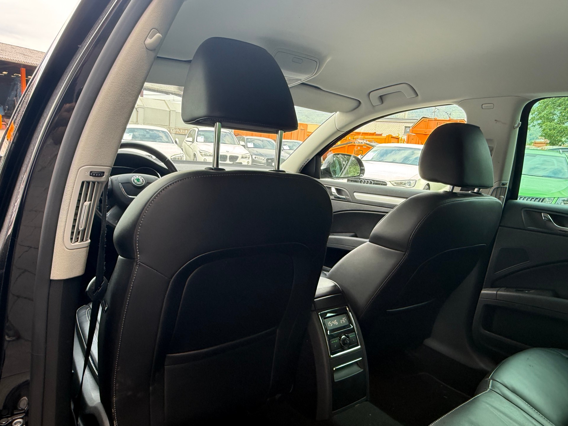 SKODA Superb Combi 2.0 TDi Elegance 4x4 DSG-image-12