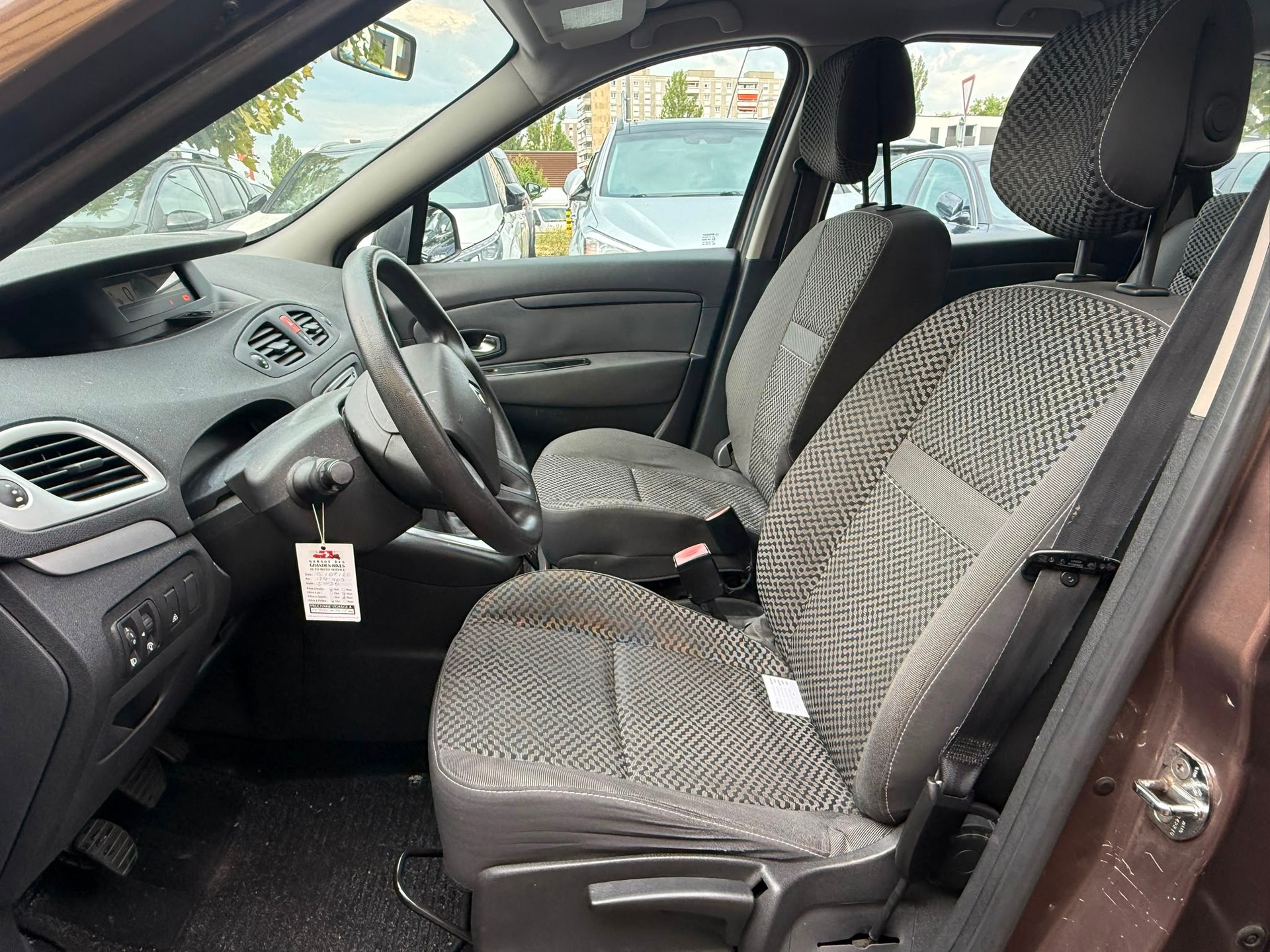 RENAULT Grand Scénic 1.6 16V Expression-image-9