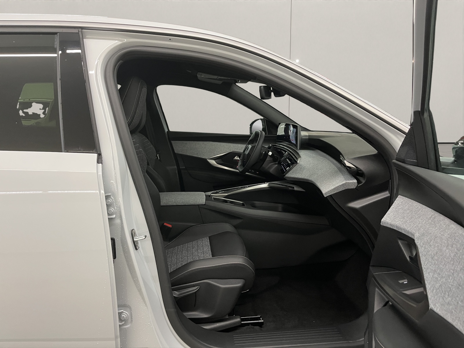 PEUGEOT 5008 1.2 Hybrid Business-image-12