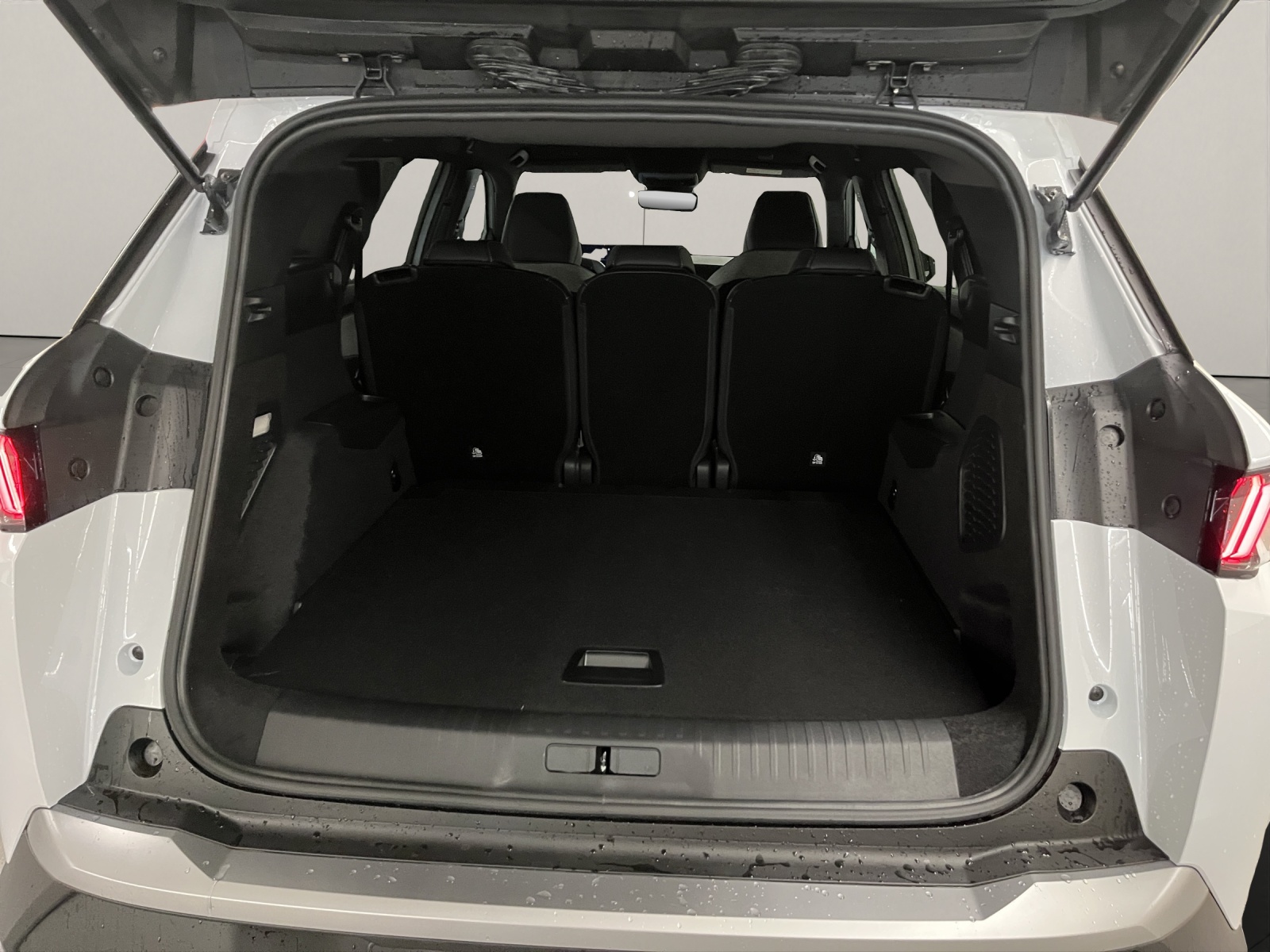 PEUGEOT 5008 1.2 Hybrid Business-image-14