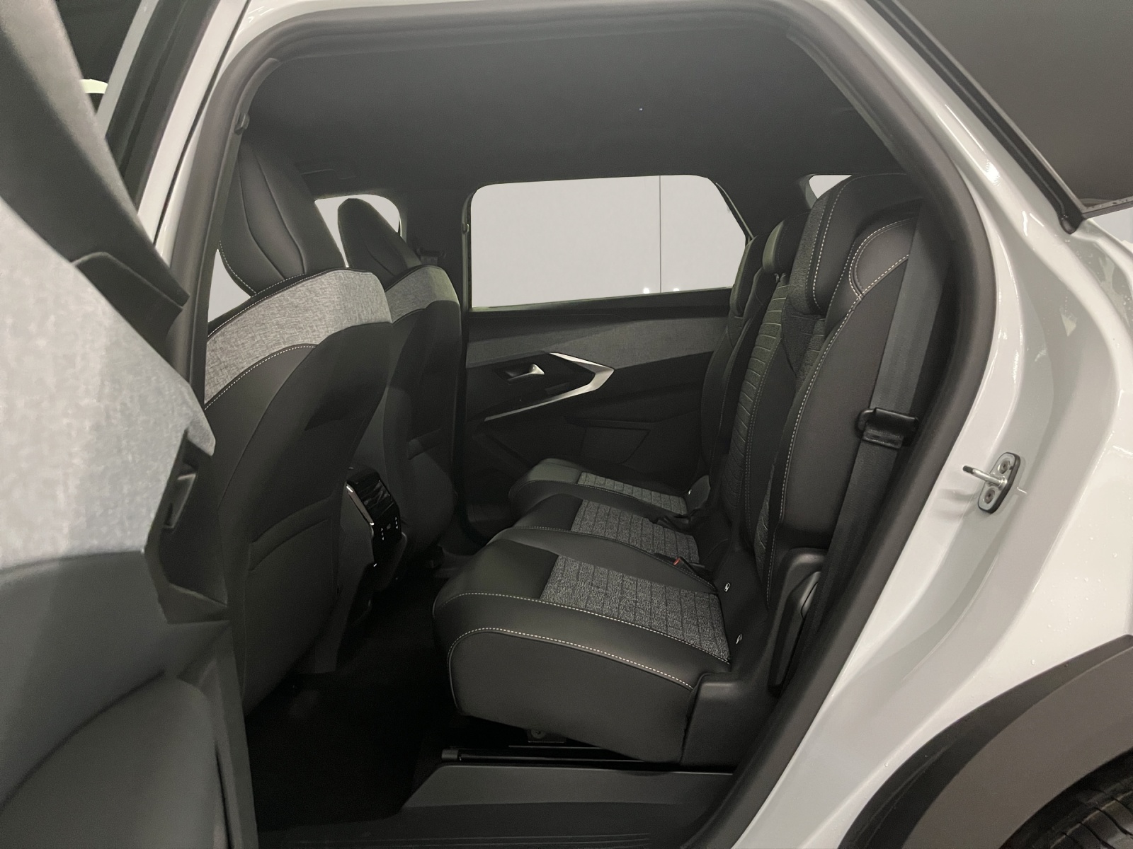 PEUGEOT 5008 1.2 Hybrid Business-image-13