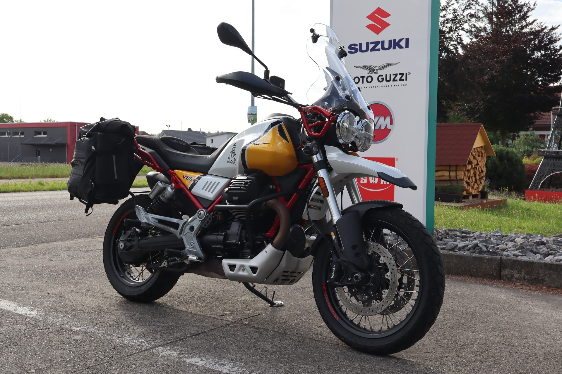 MOTO GUZZI V85 TT 850 Premium Graphics ABS-showroom-element-1