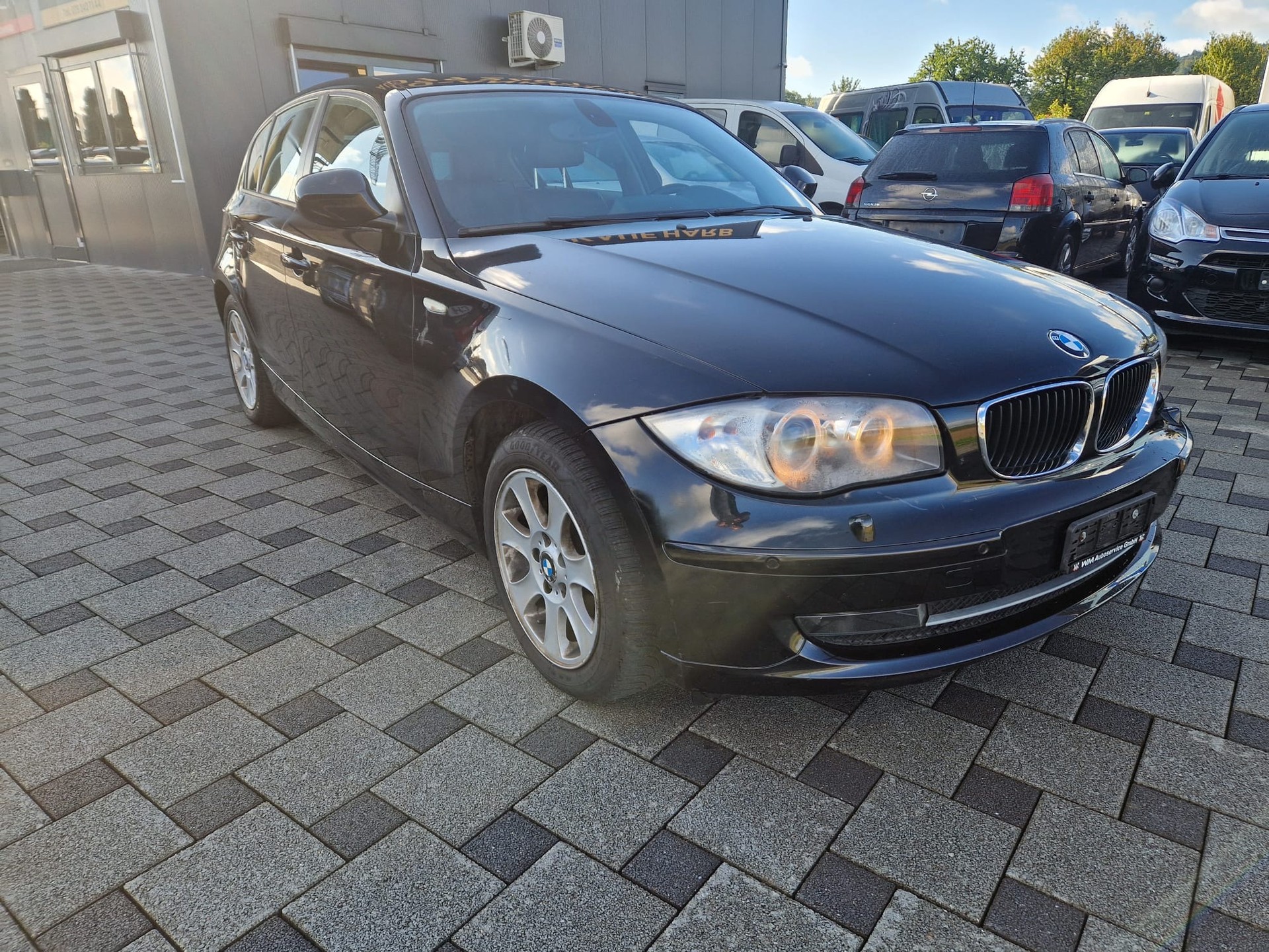 BMW 120i Dynamic Edition Steptronic-image-2