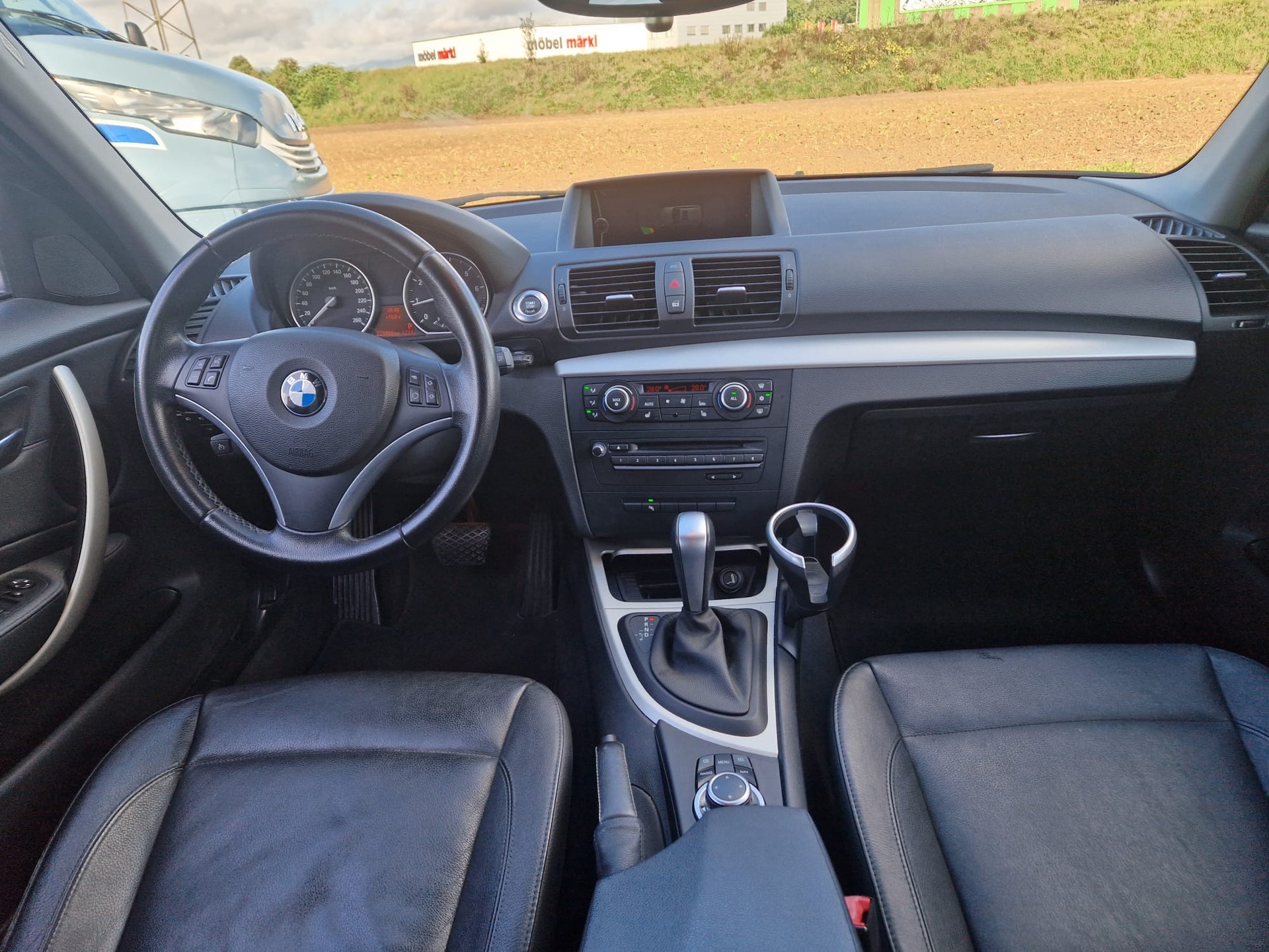 BMW 120i Dynamic Edition Steptronic-image-4