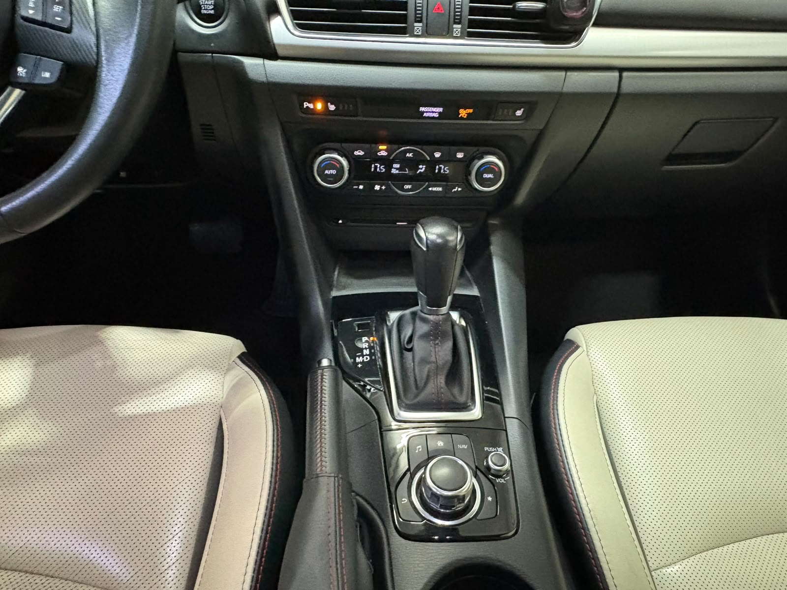 MAZDA 3 2.2 16V CD Revolution Activematic-image-9