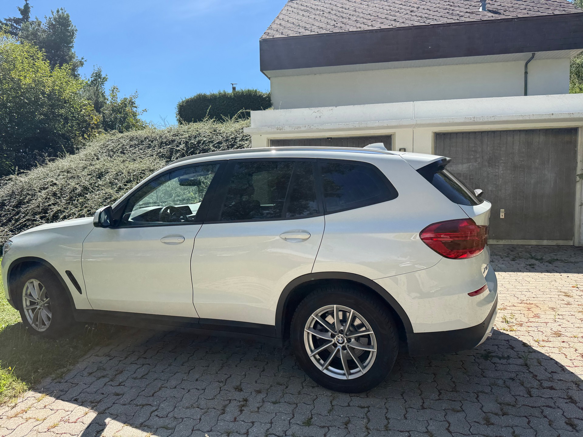 BMW 20i xDrive-image-3