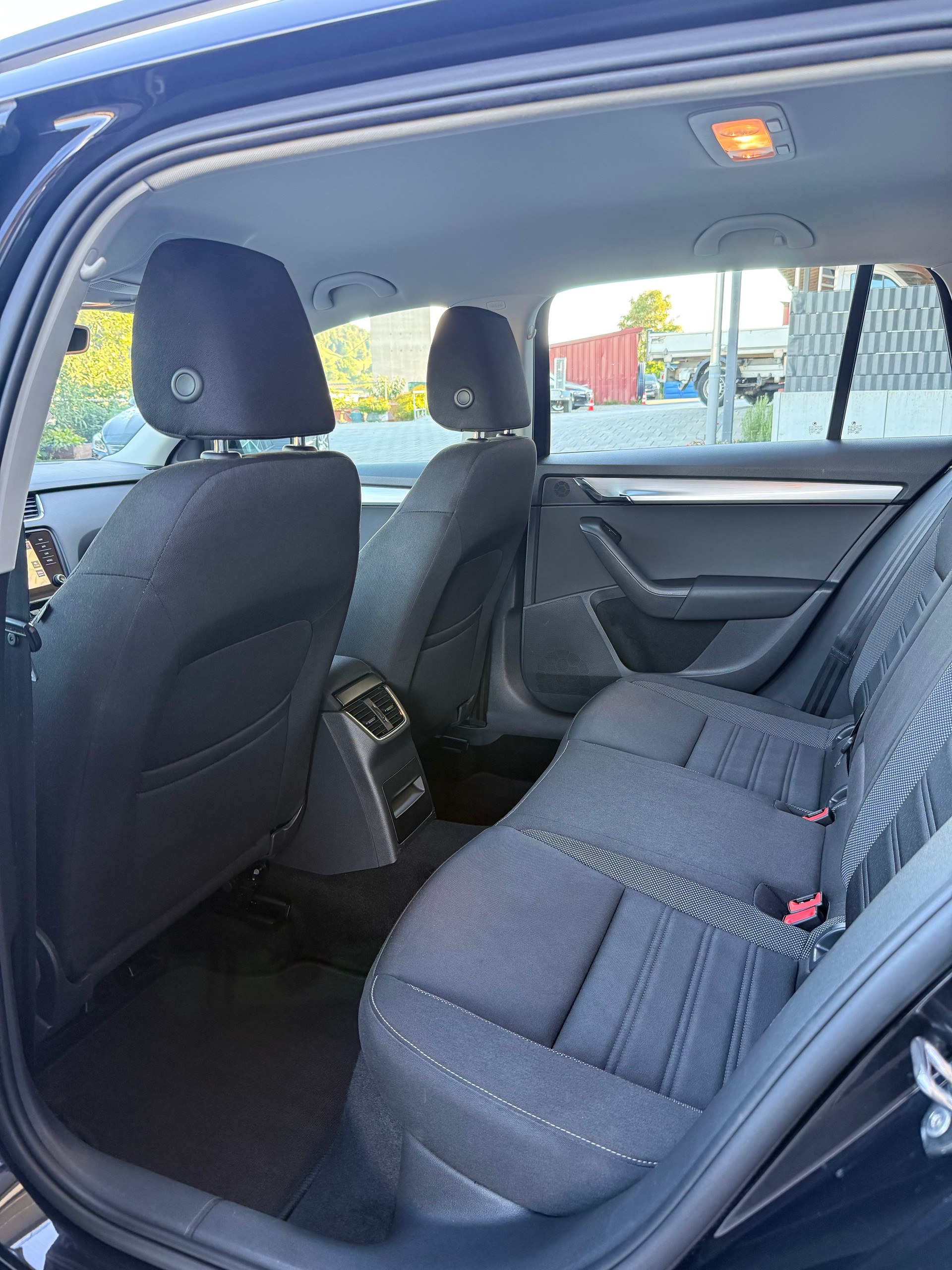 SKODA 1.8 TSI Style DSG-image-3