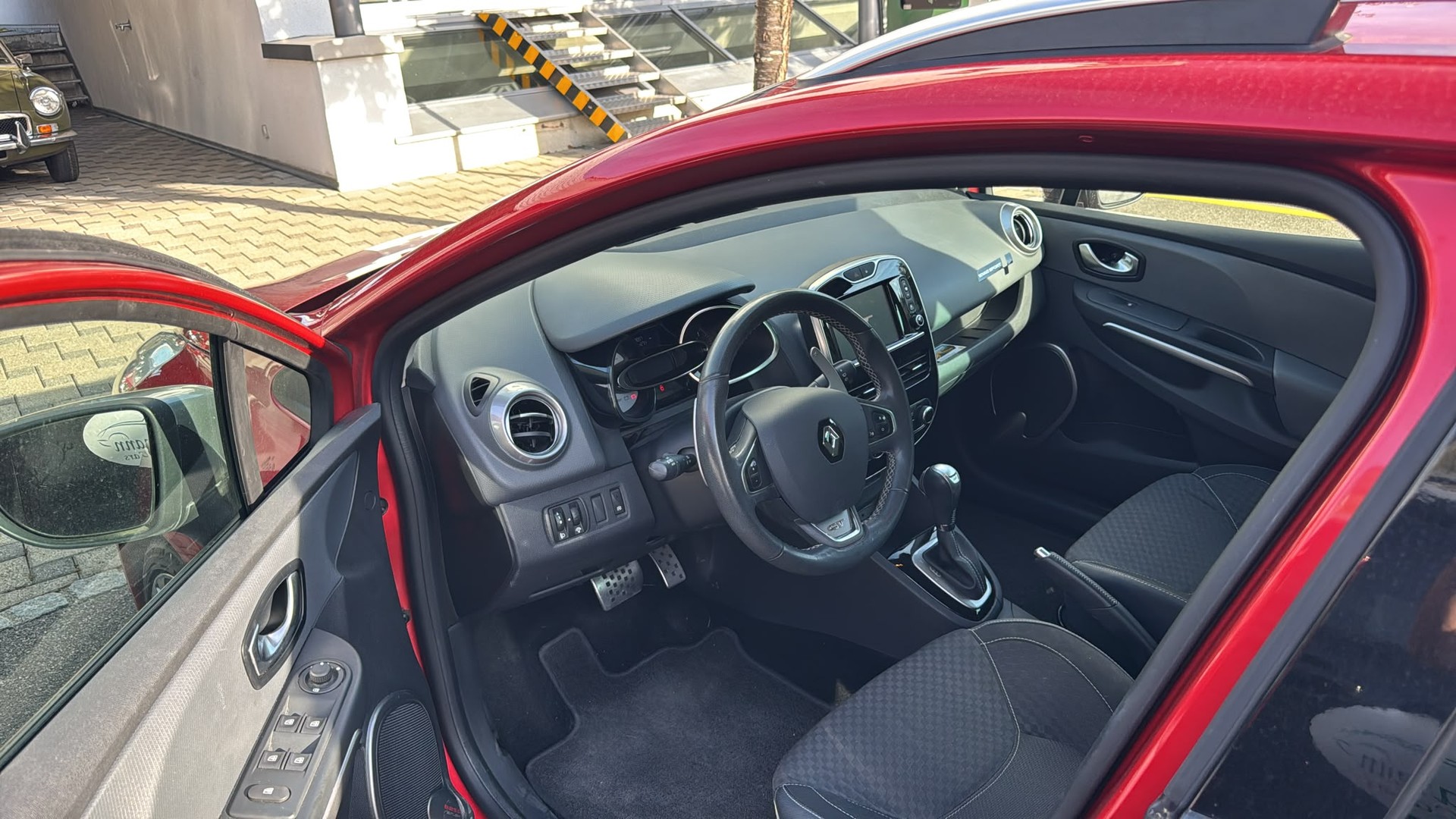 RENAULT Clio Grandtour 1.2 16V T Iconic EDC-image-4