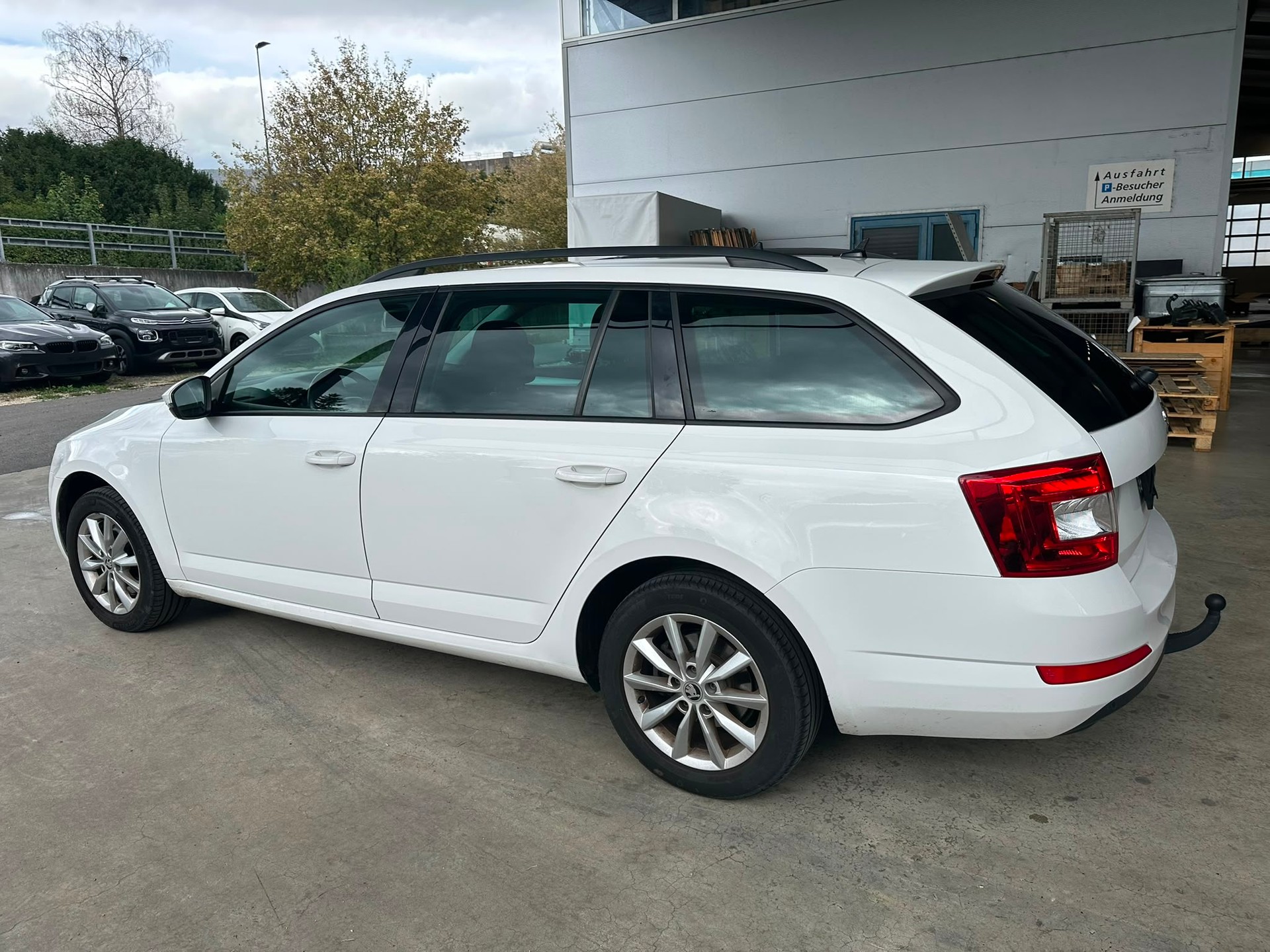 SKODA Octavia Combi 2.0 TDI Swiss Edition 4x4 DSG-image-2