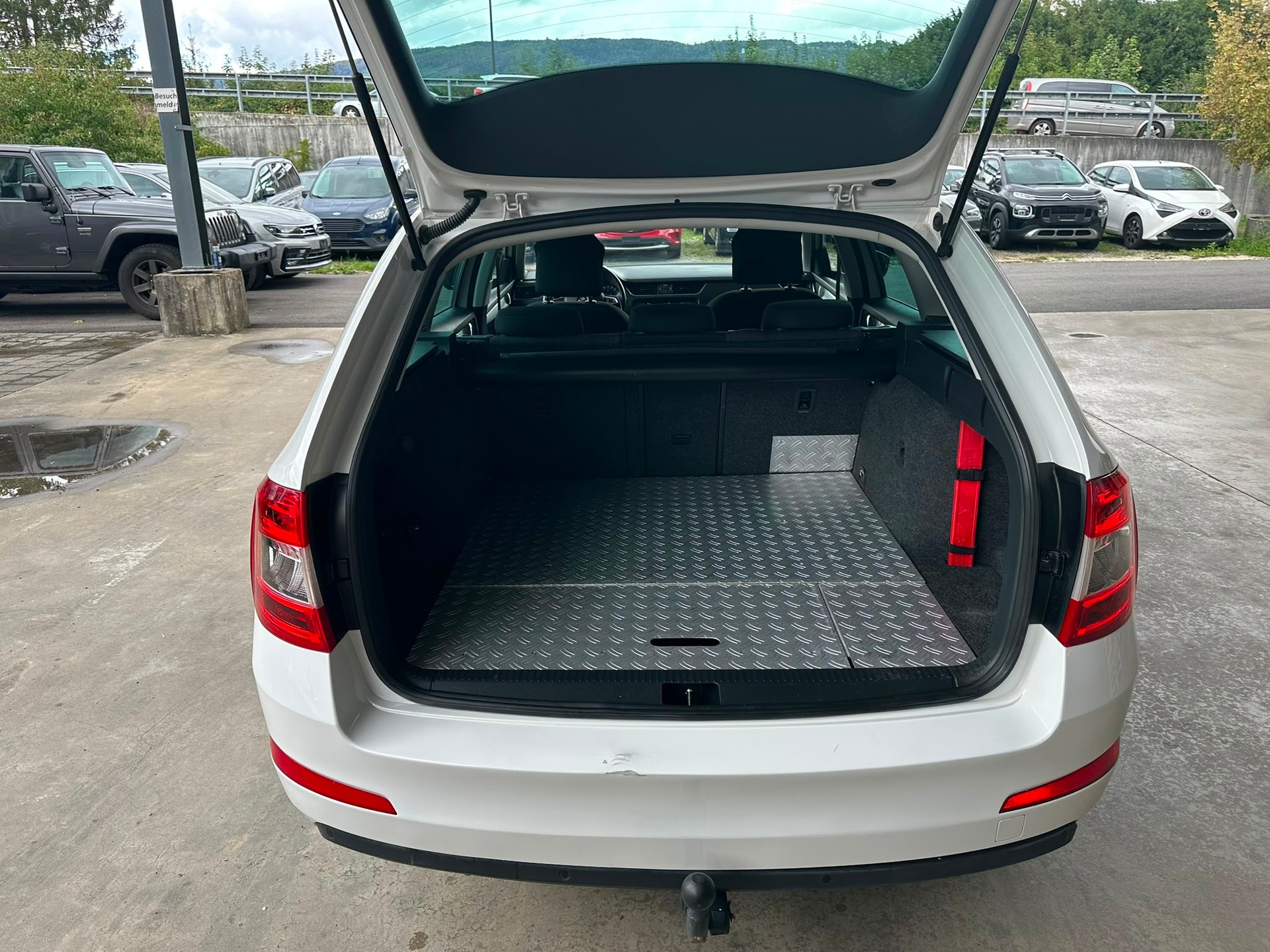 SKODA Octavia Combi 2.0 TDI Swiss Edition 4x4 DSG-image-6