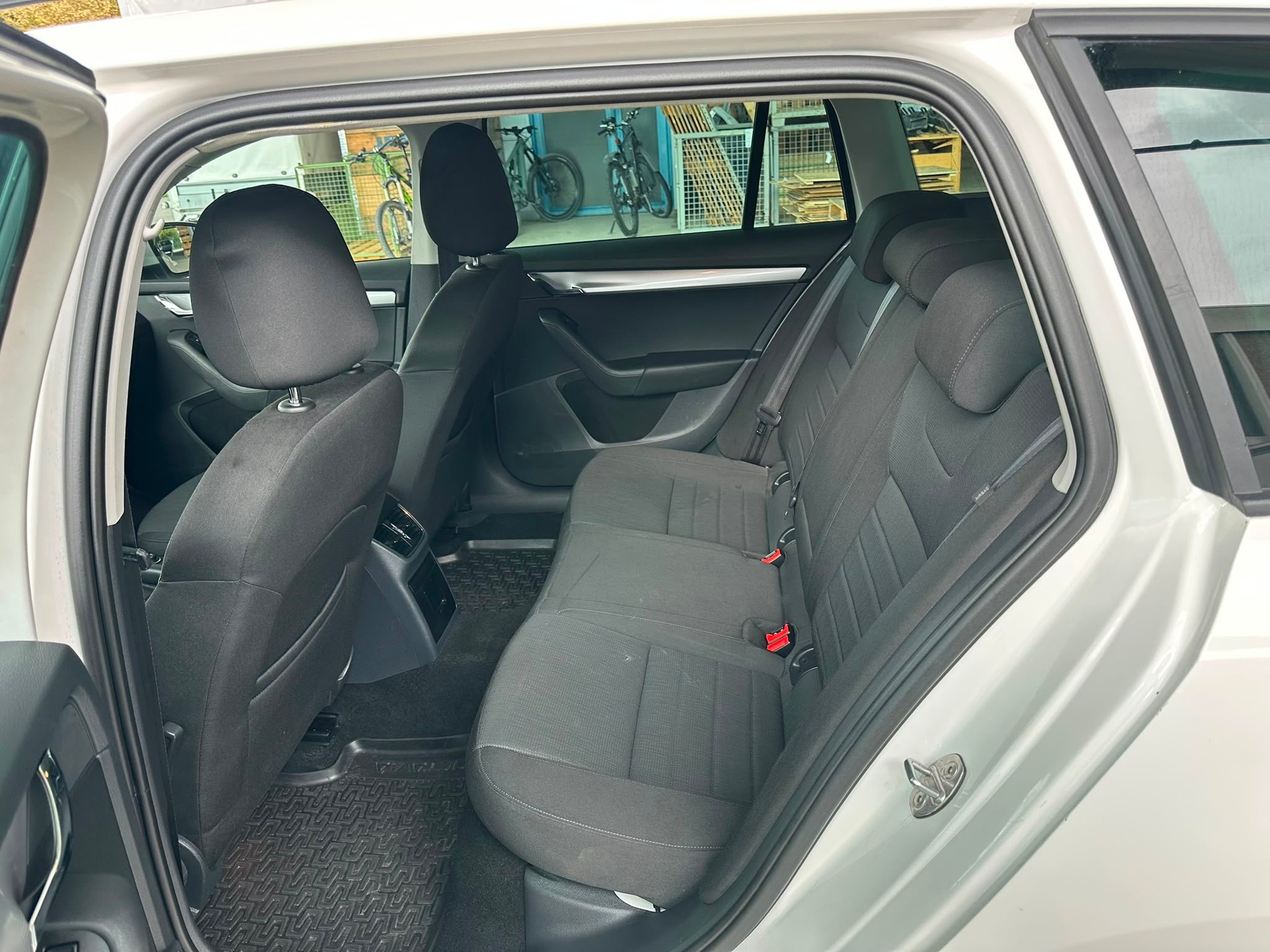 SKODA Octavia Combi 2.0 TDI Swiss Edition 4x4 DSG-image-9