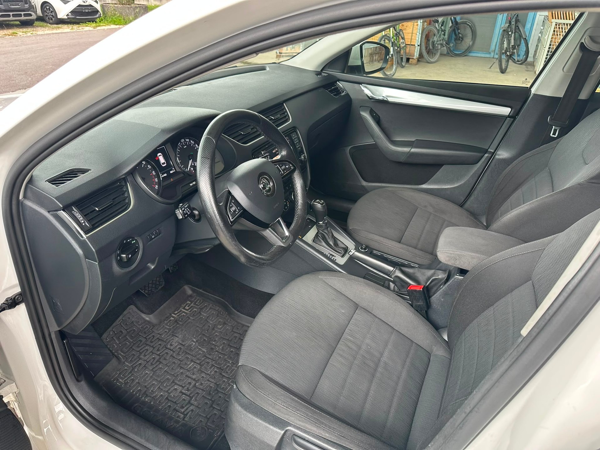 SKODA Octavia Combi 2.0 TDI Swiss Edition 4x4 DSG-image-8