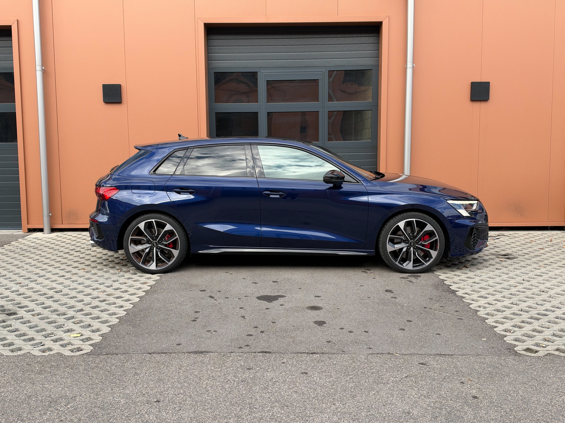 AUDI S3 Sportback 2.0 TFSI quattro S-tronic - "CH Auto * Toit Pano * Pack Technique + Aide Cond. * Cuir Nappa Rouge * Feu Matrix"-showroom-element-3