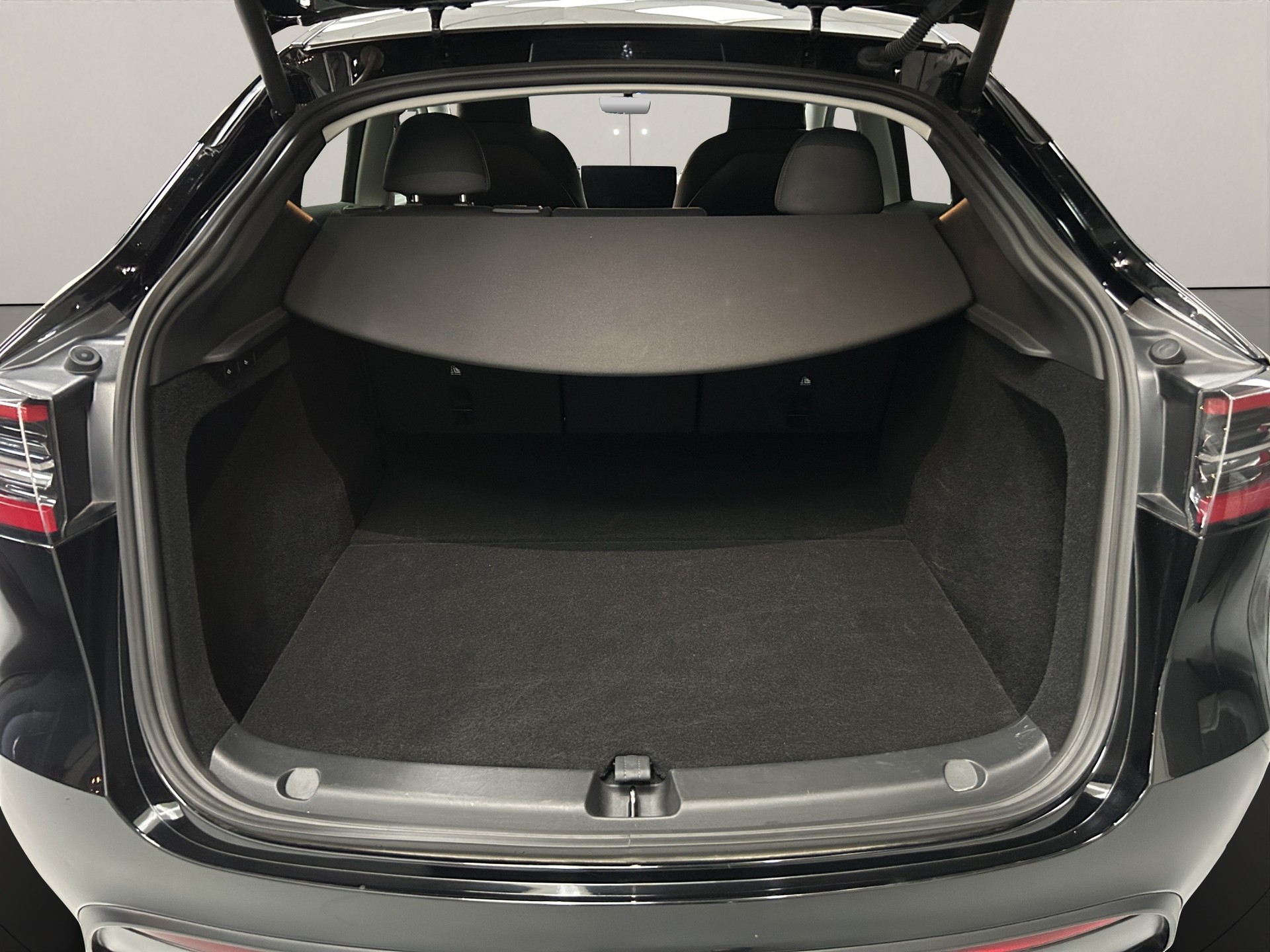 TESLA Model Y Long Range-image-9