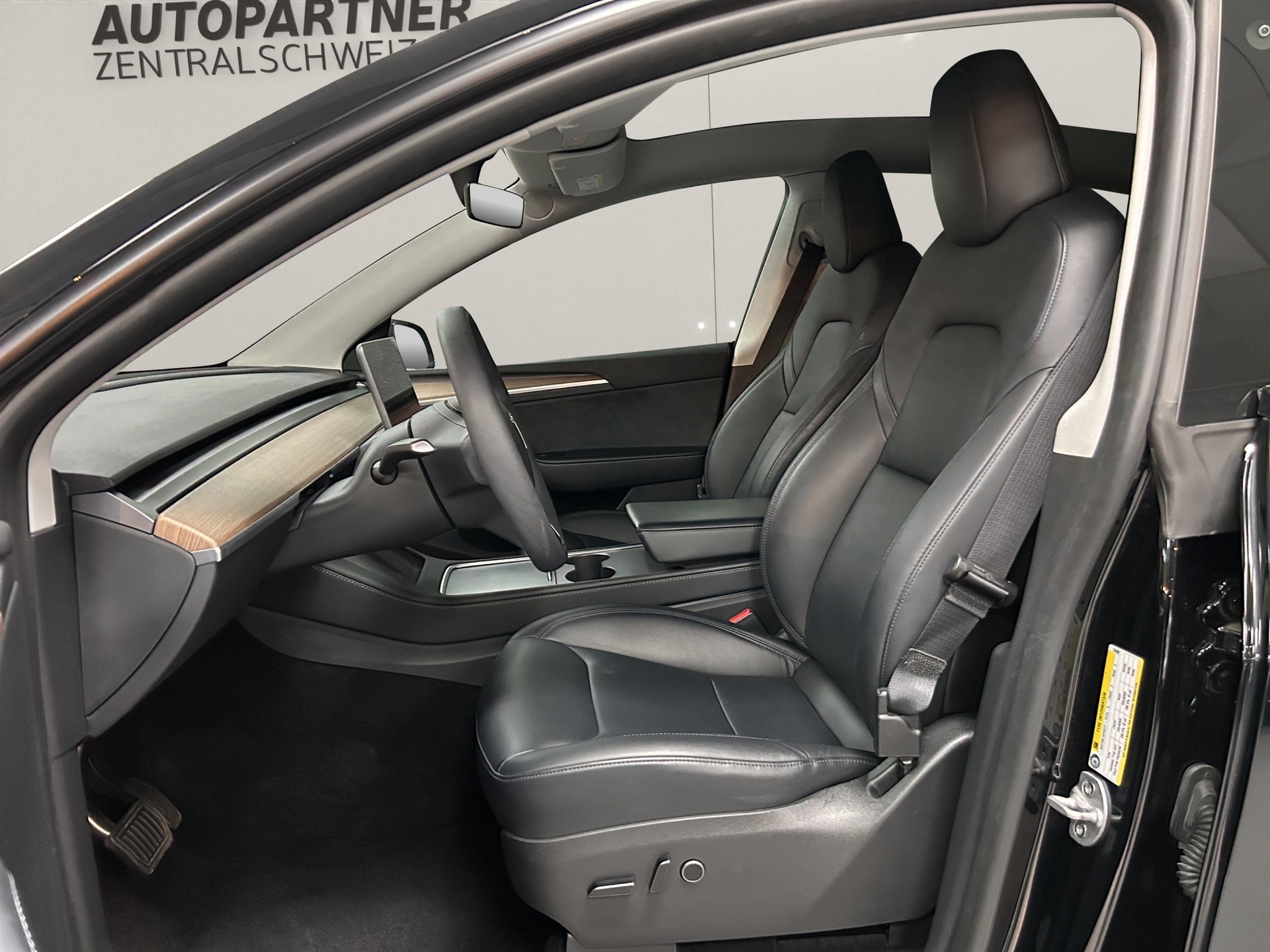 TESLA Model Y Long Range-image-5