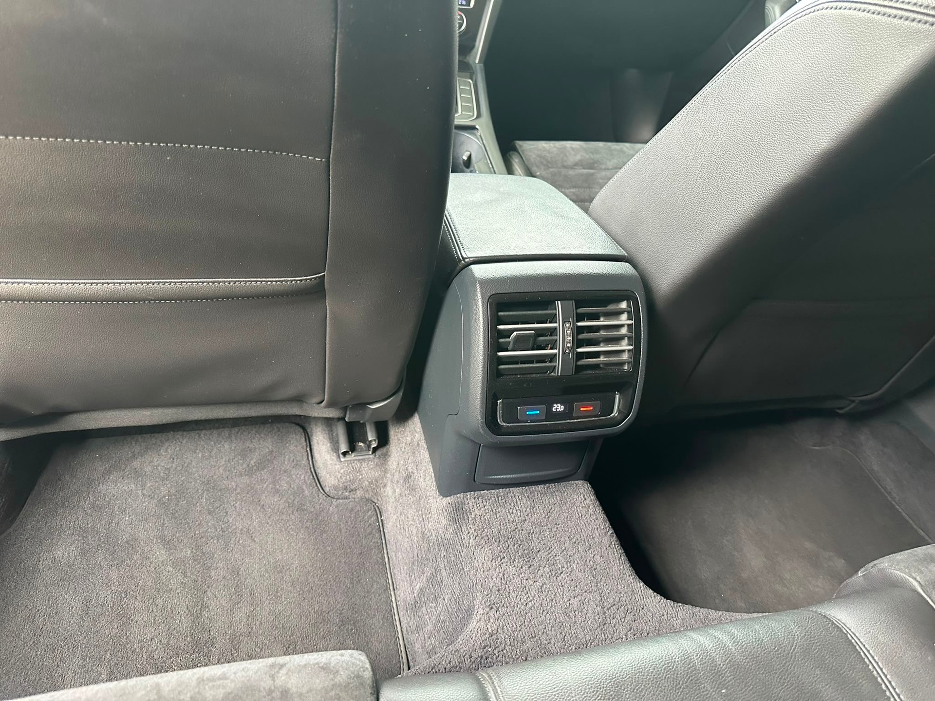 VW Passat Variant 2.0 TDI BMT Highline DSG 4Motion-image-9