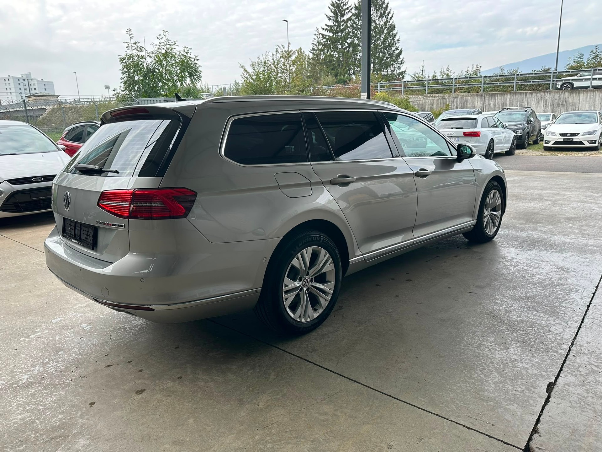 VW Passat Variant 2.0 TDI BMT Highline DSG 4Motion-image-5