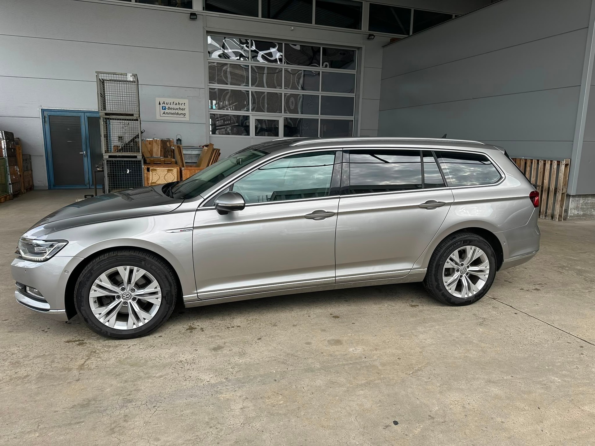 VW Passat Variant 2.0 TDI BMT Highline DSG 4Motion-image-1