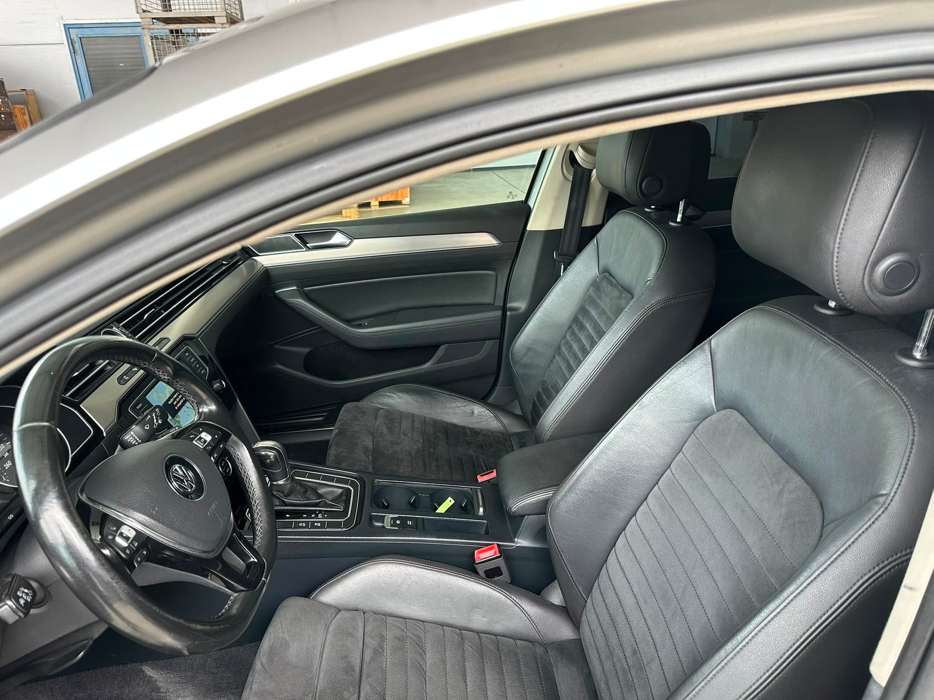 VW Passat Variant 2.0 TDI BMT Highline DSG 4Motion-image-11