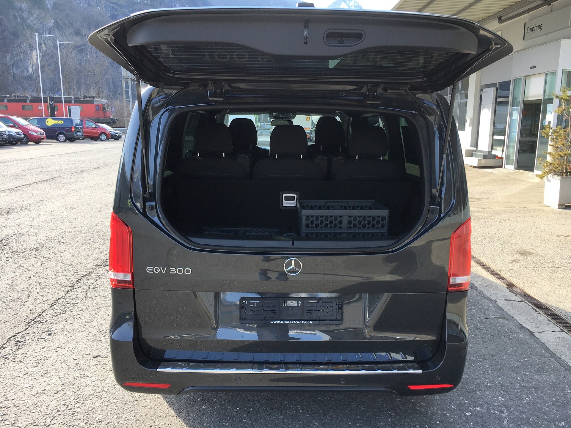 MERCEDES-BENZ EQV 300 lang-image-5