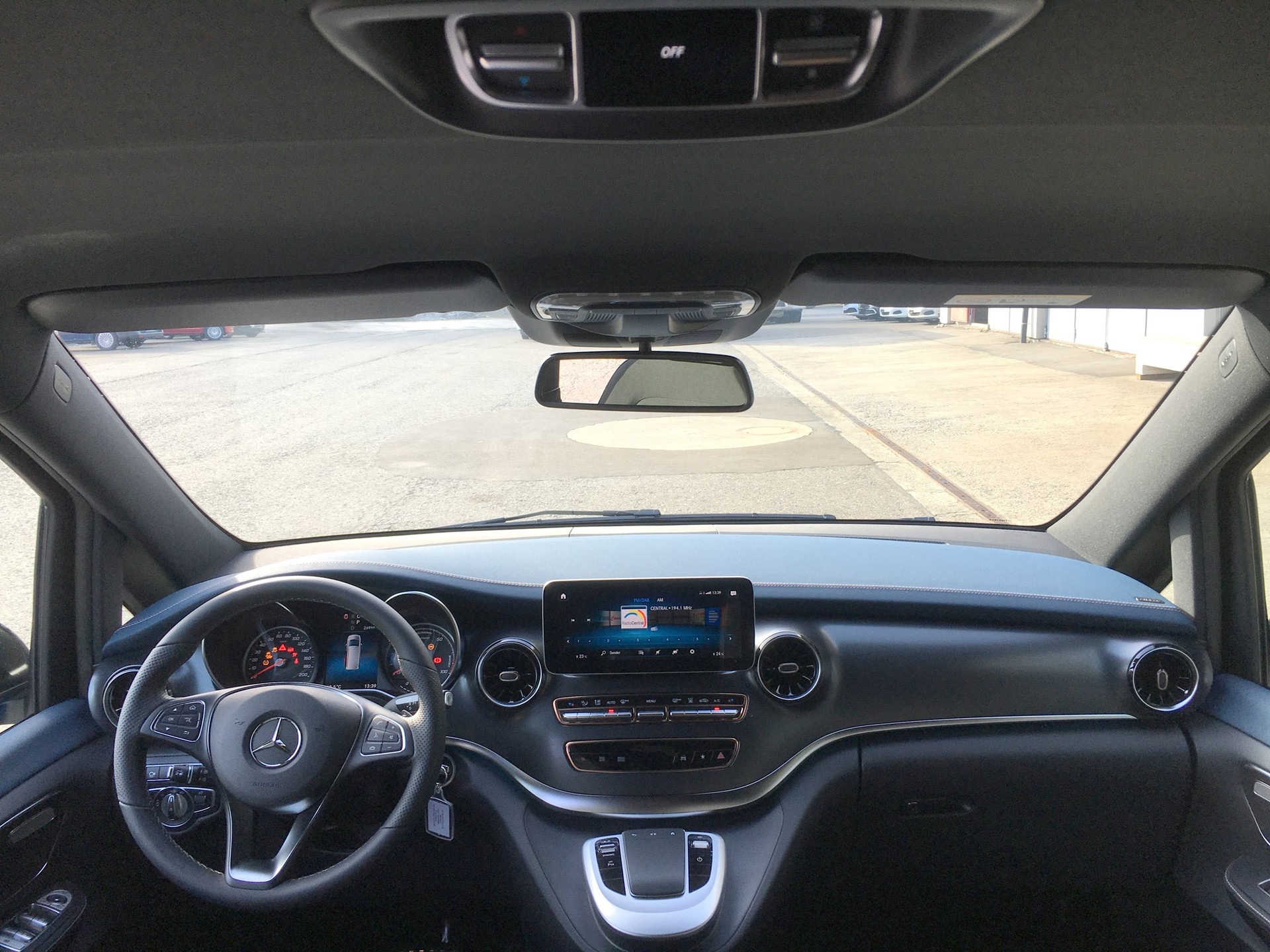 MERCEDES-BENZ EQV 300 lang-image-6